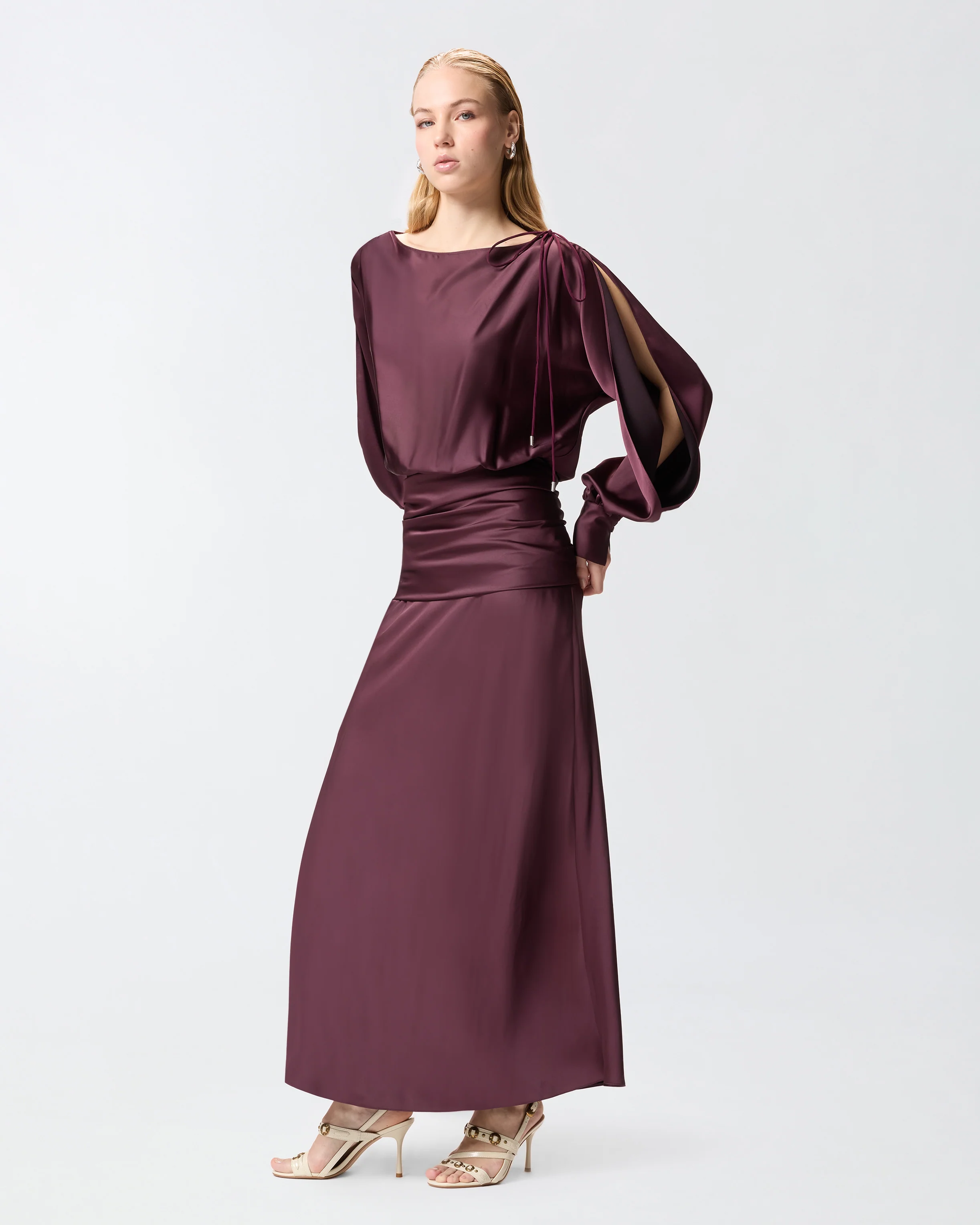 Abito lungo in satin con drappeggio - Image 2