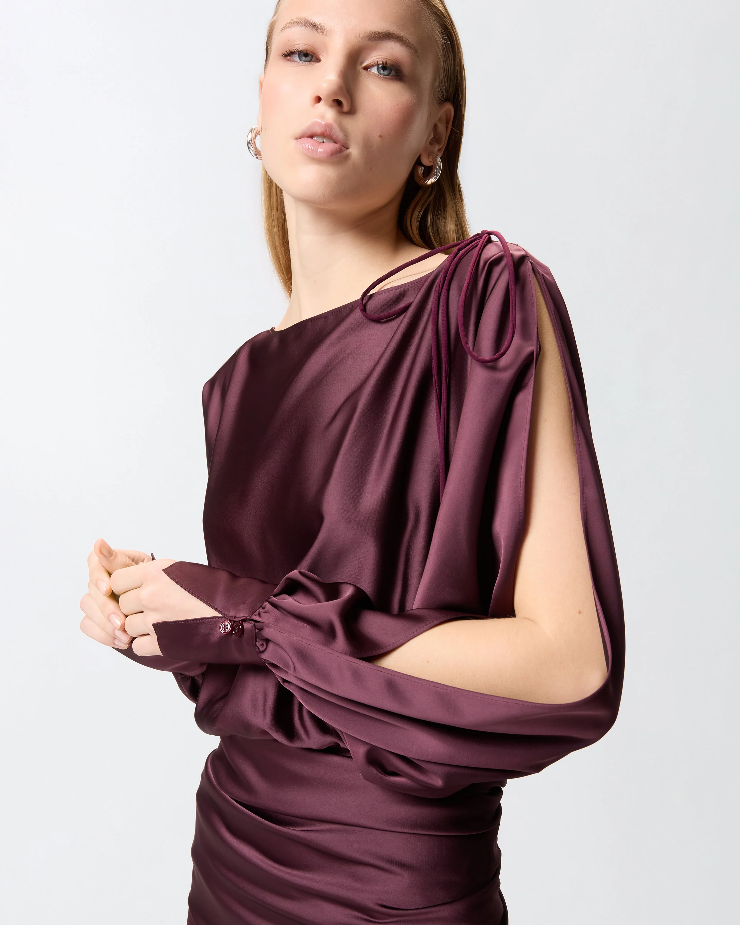 Abito lungo in satin con drappeggio - Image 4