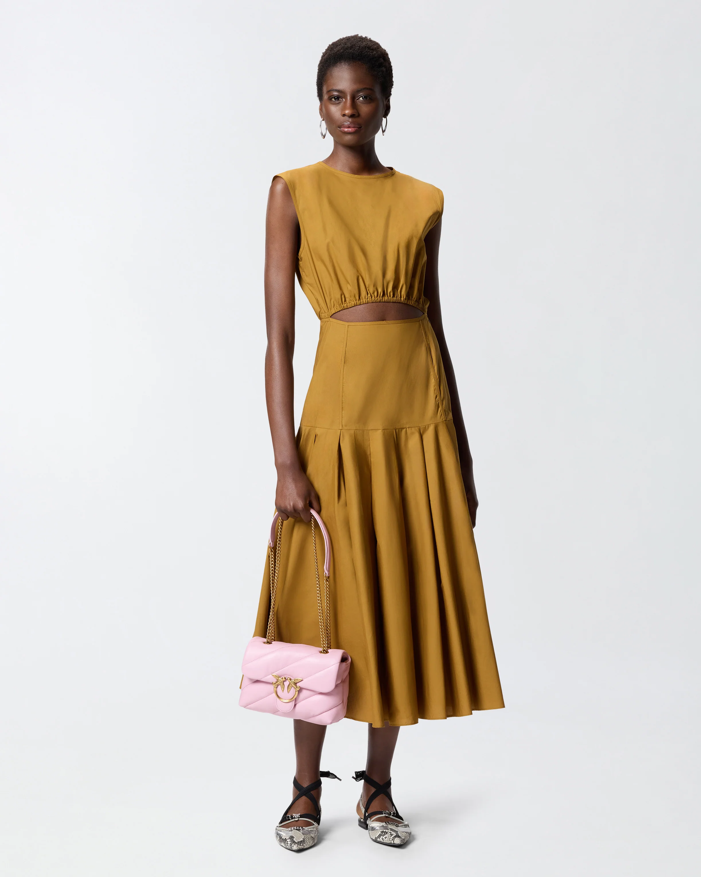 Abito midi smanicato con pieghe e cut-out