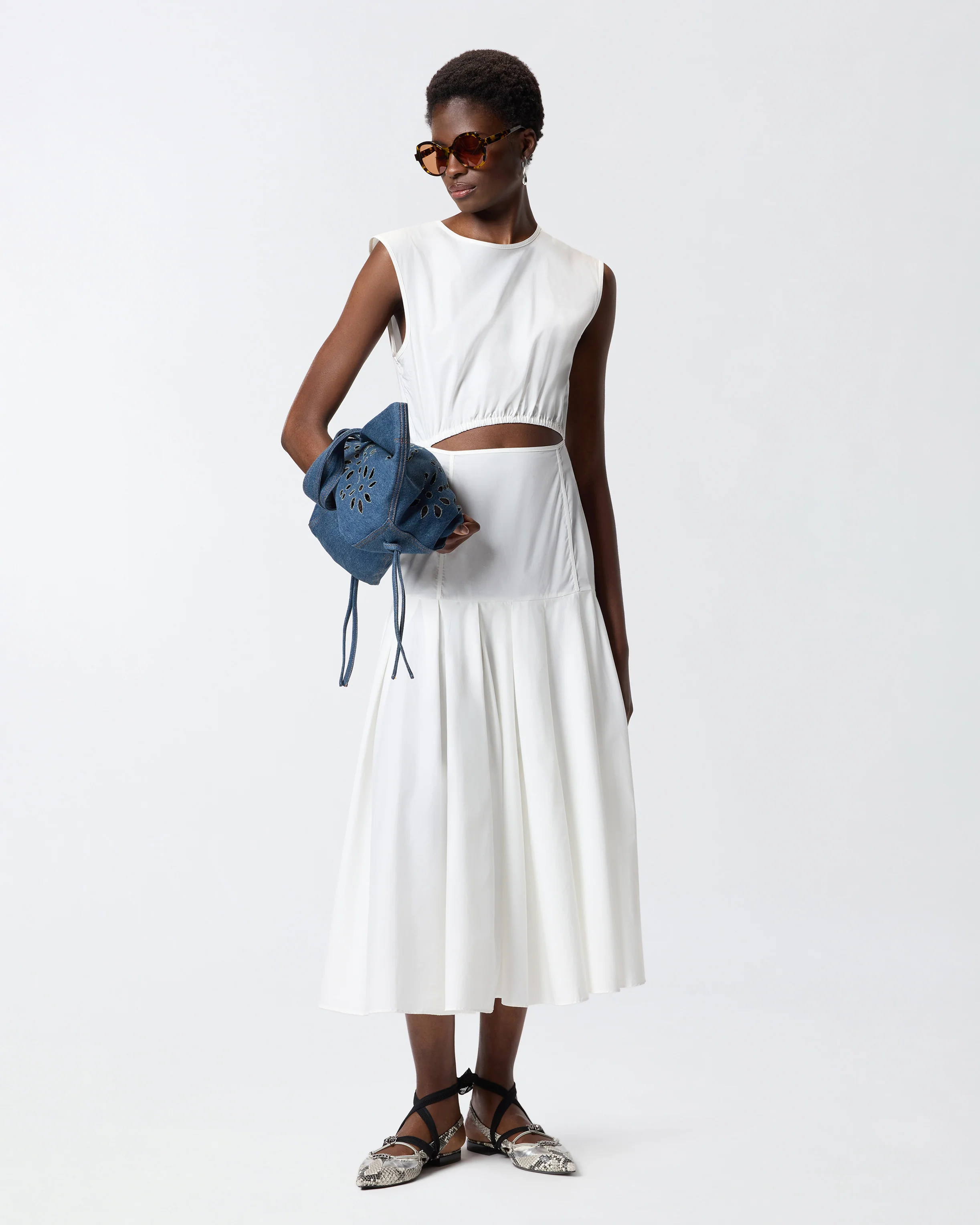 Abito midi smanicato con pieghe e cut-out