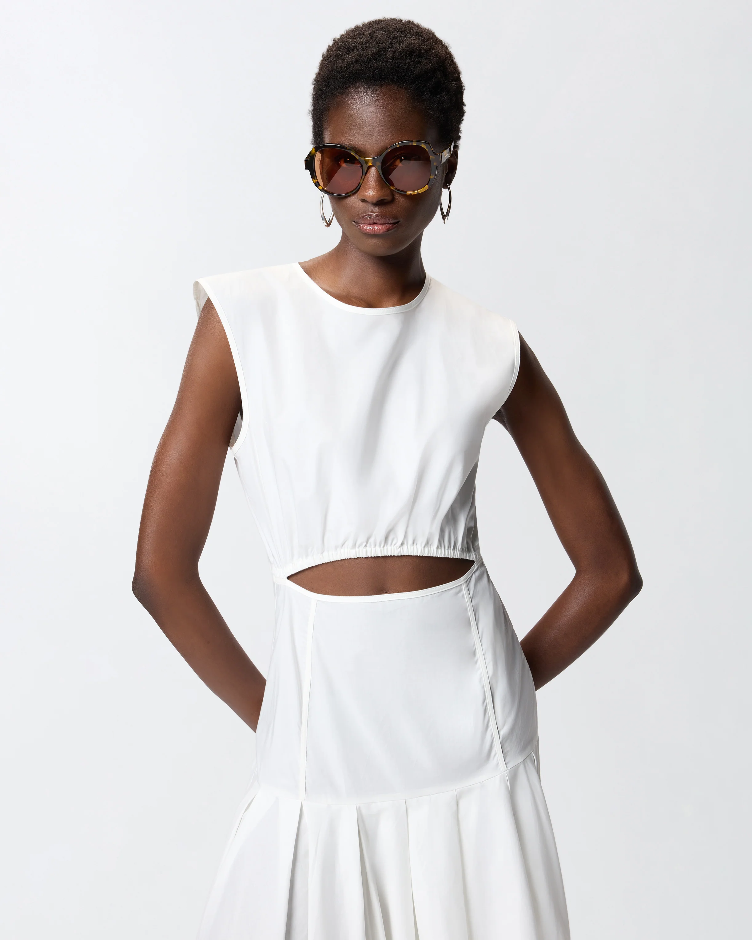 Abito midi smanicato con pieghe e cut-out - Image 4