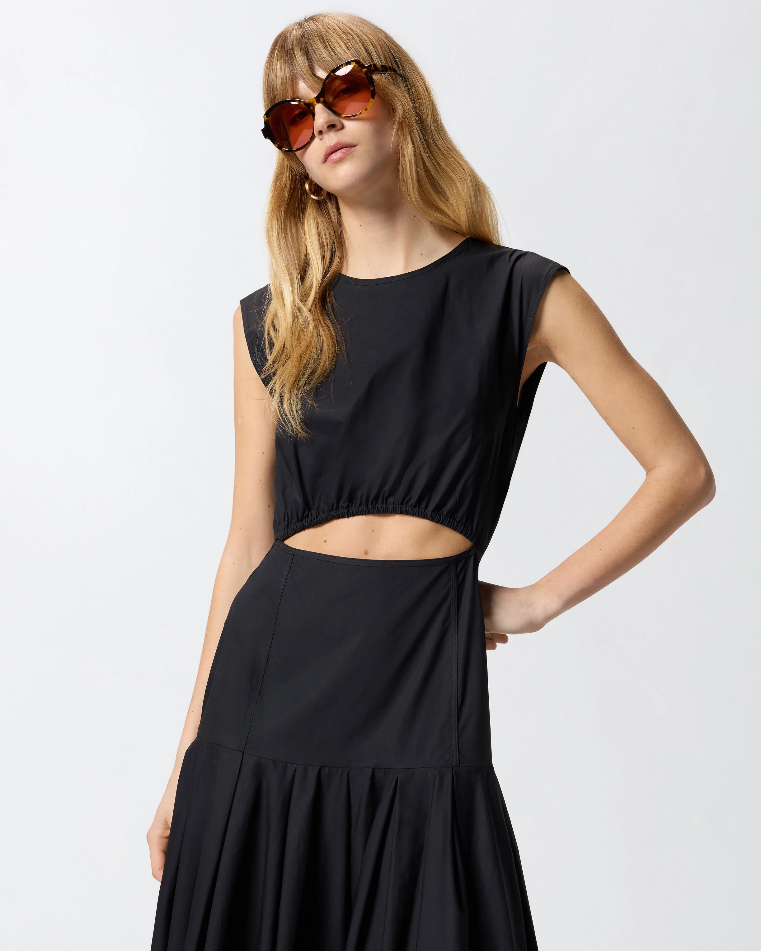 Abito midi smanicato con pieghe e cut-out - Image 4