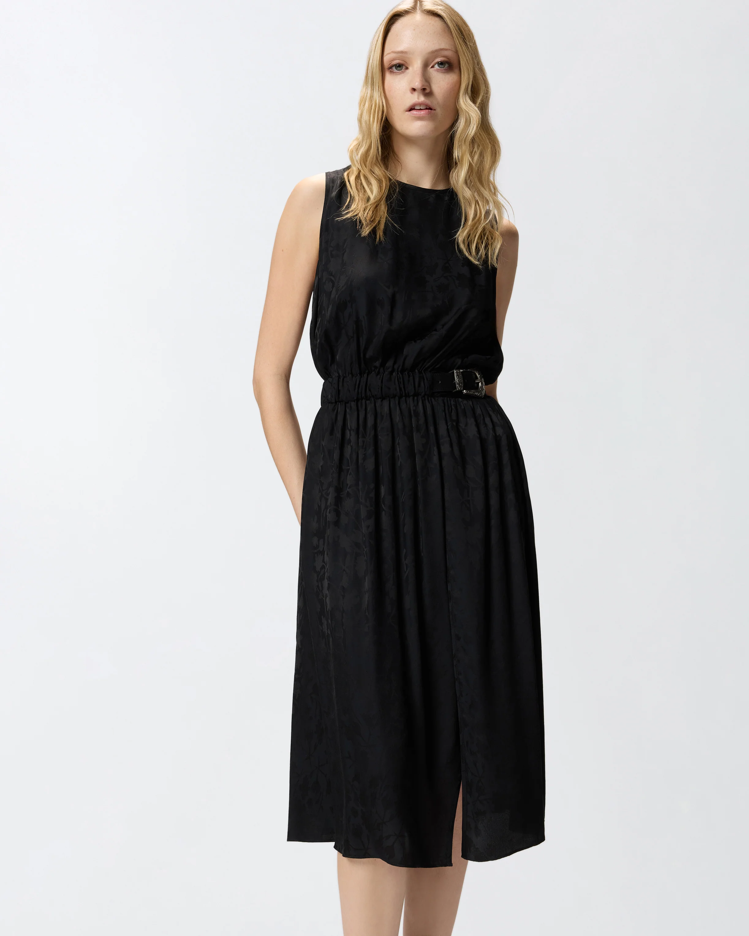 Abito midi smanicato in jacquard floreale con cintura - Image 4