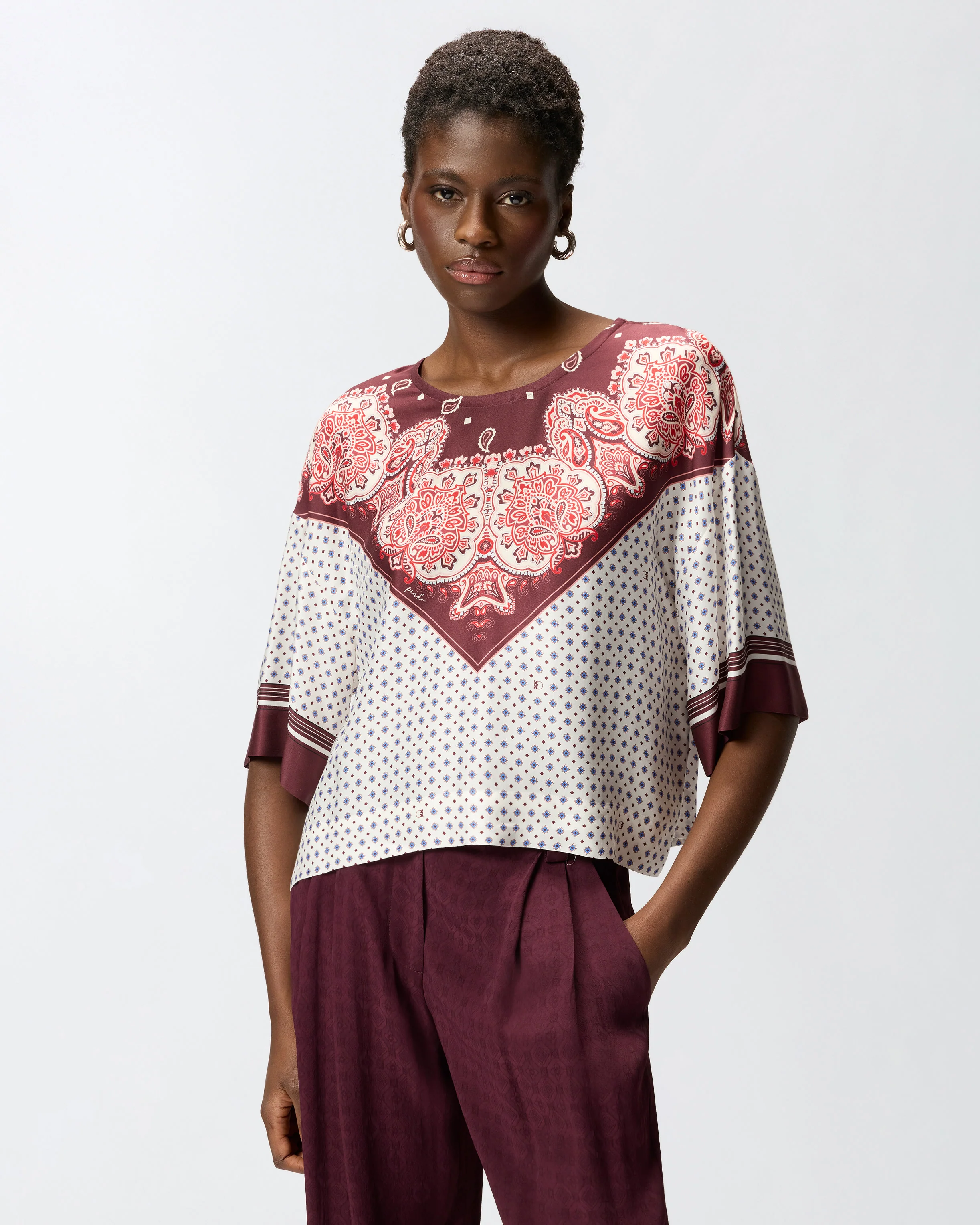 Blusa con motivo cravatteria e stampa piazzata