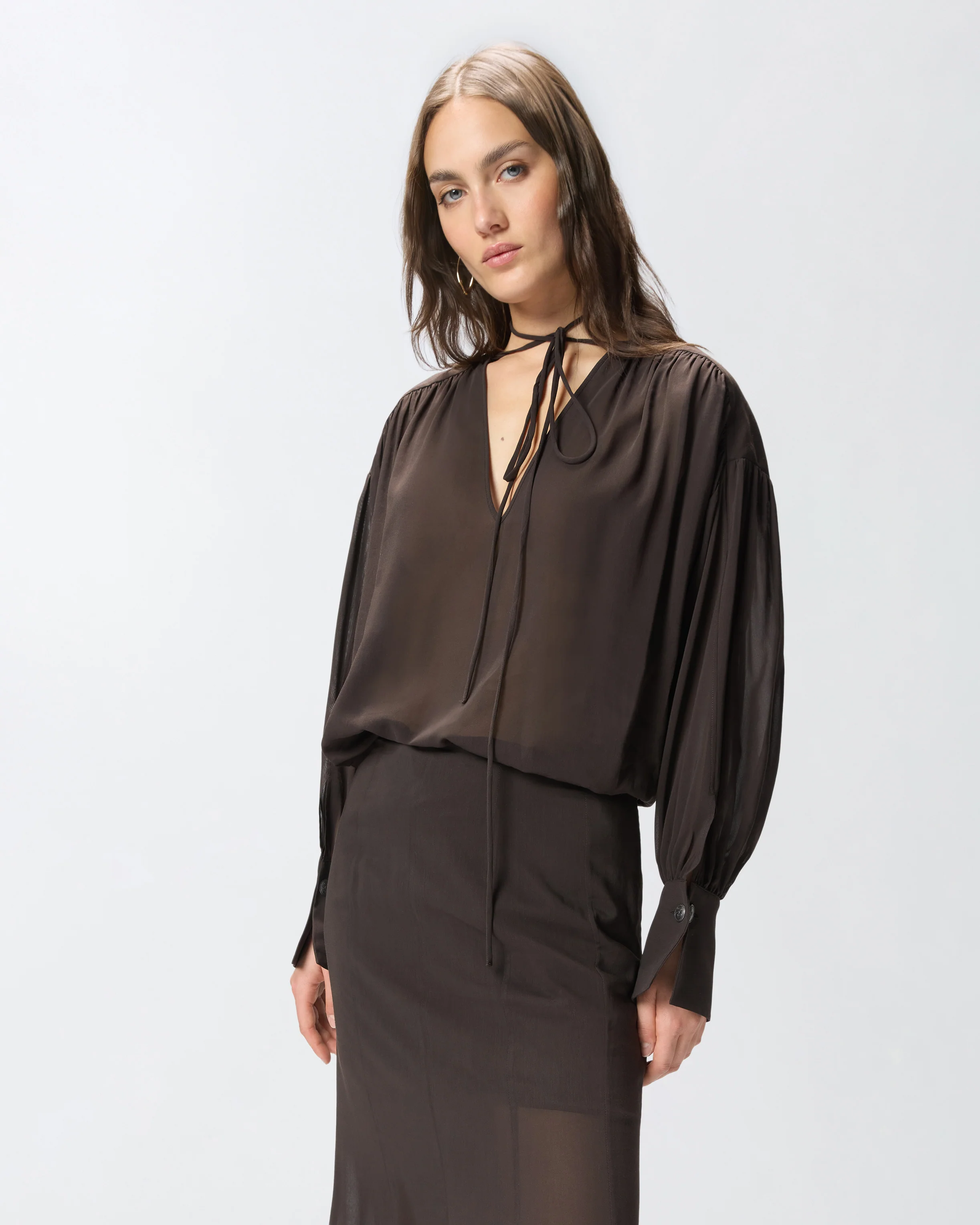 Blusa con scollo a V e arricci