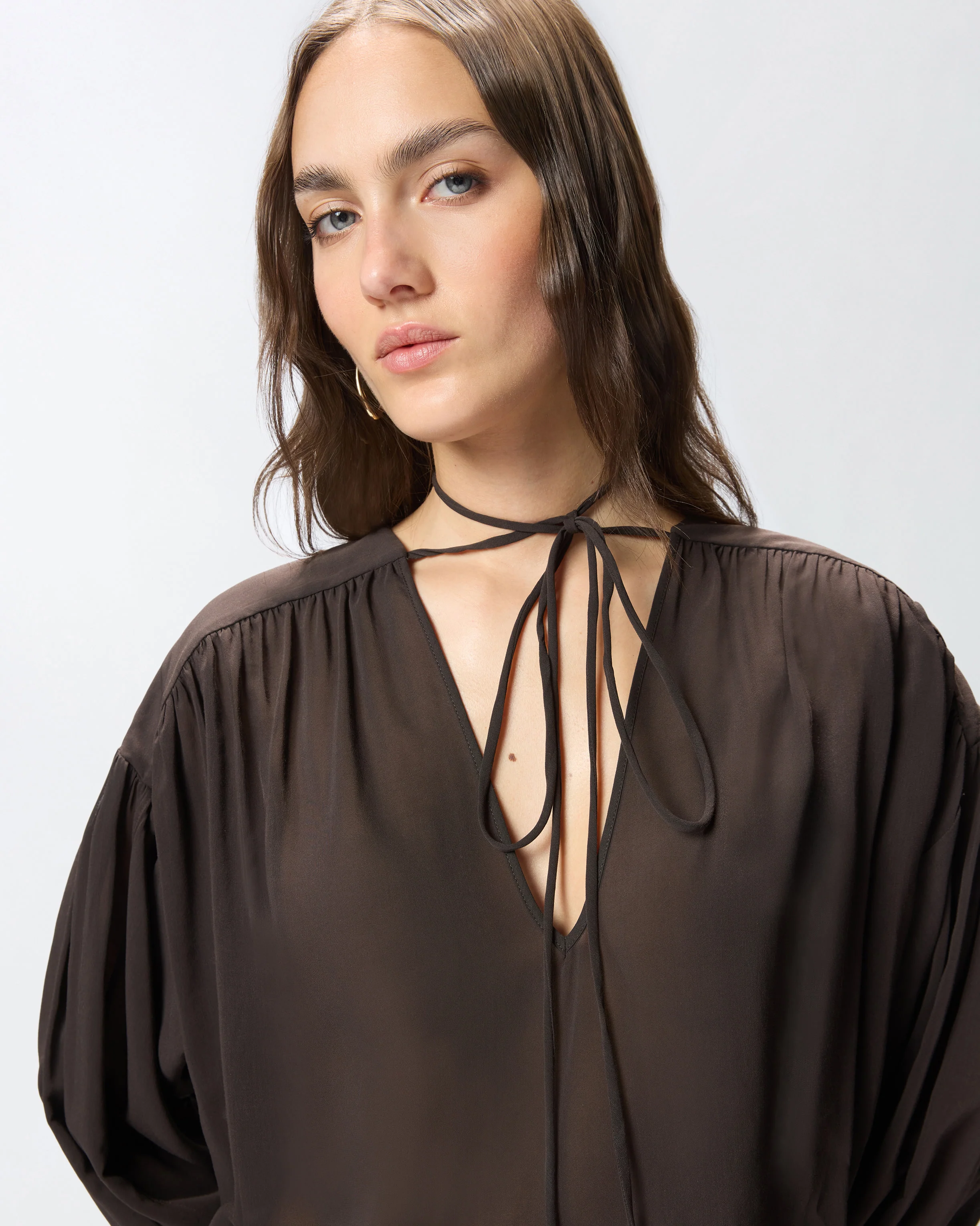 Blusa con scollo a V e arricci - Image 4