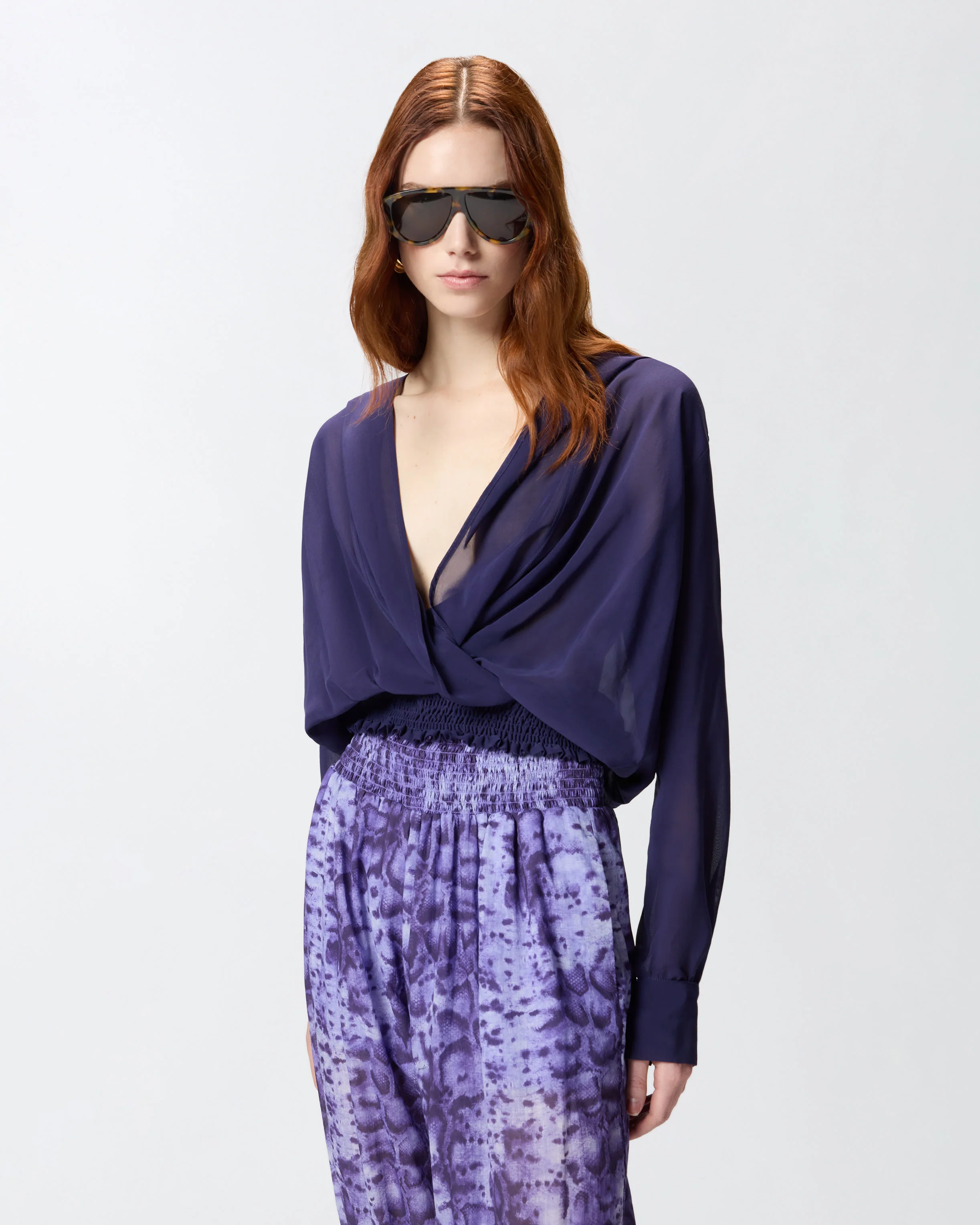 Blusa cropped con cappuccio e trasparenze