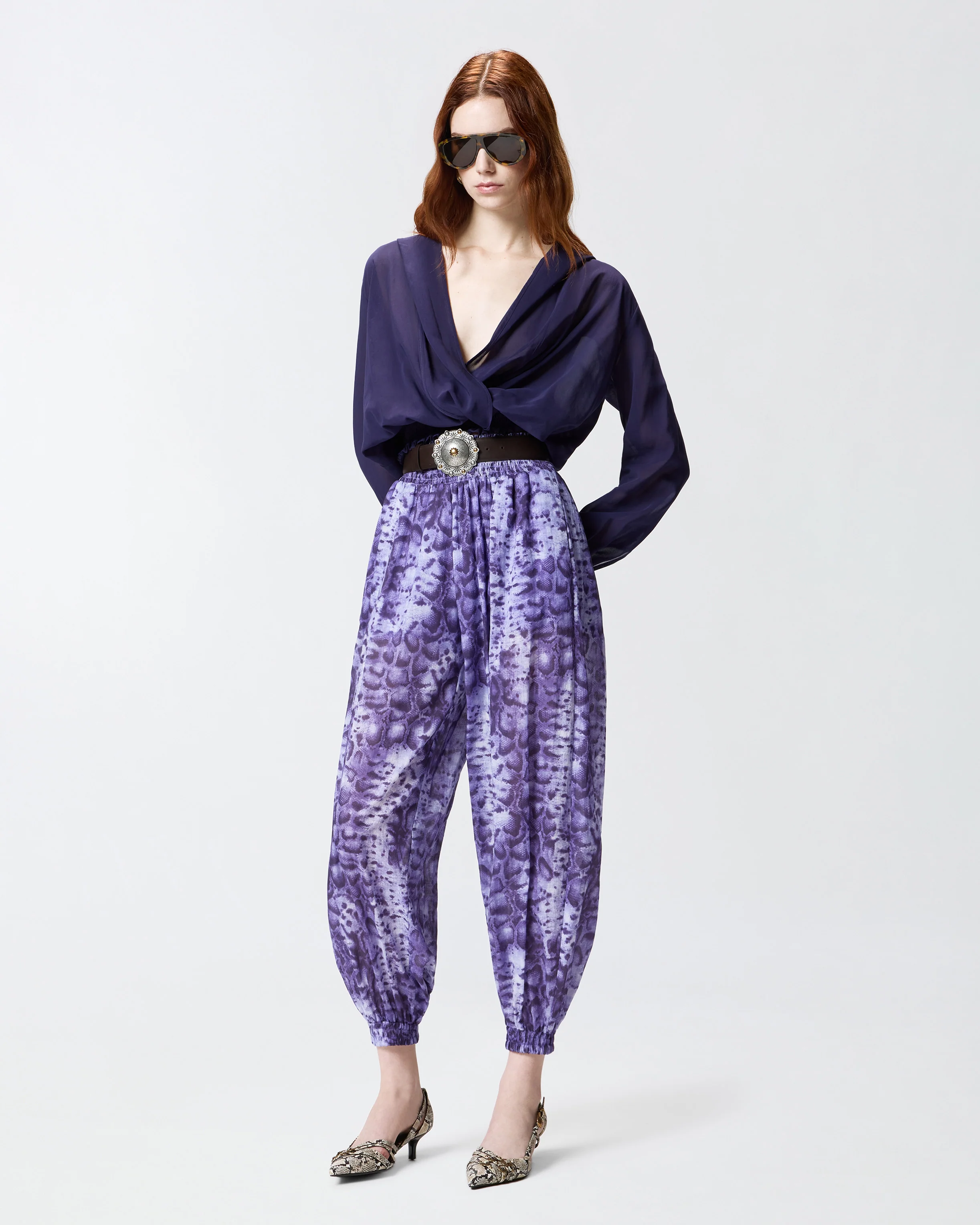 Blusa cropped con cappuccio e trasparenze - Image 2
