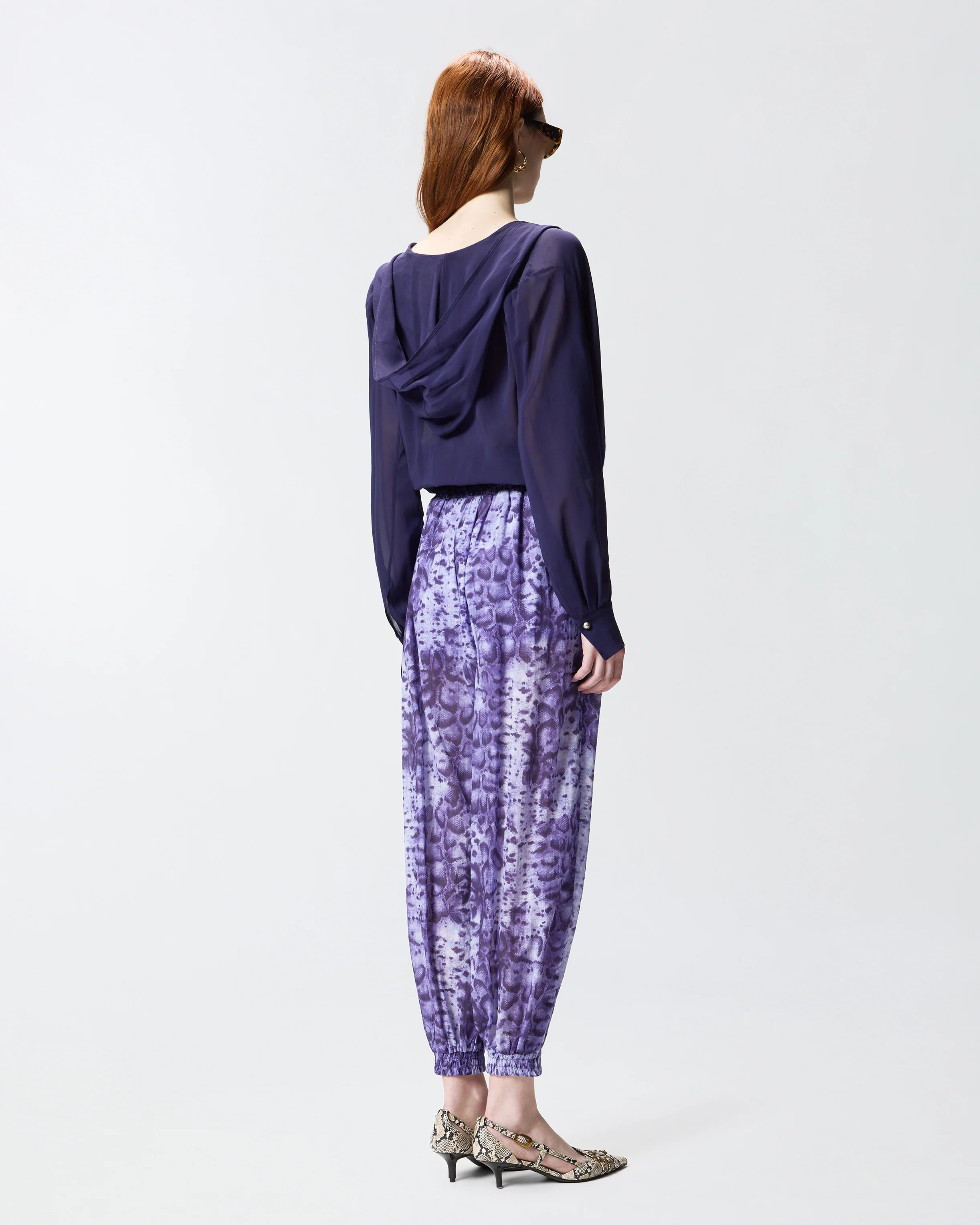 Blusa cropped con cappuccio e trasparenze - Image 3
