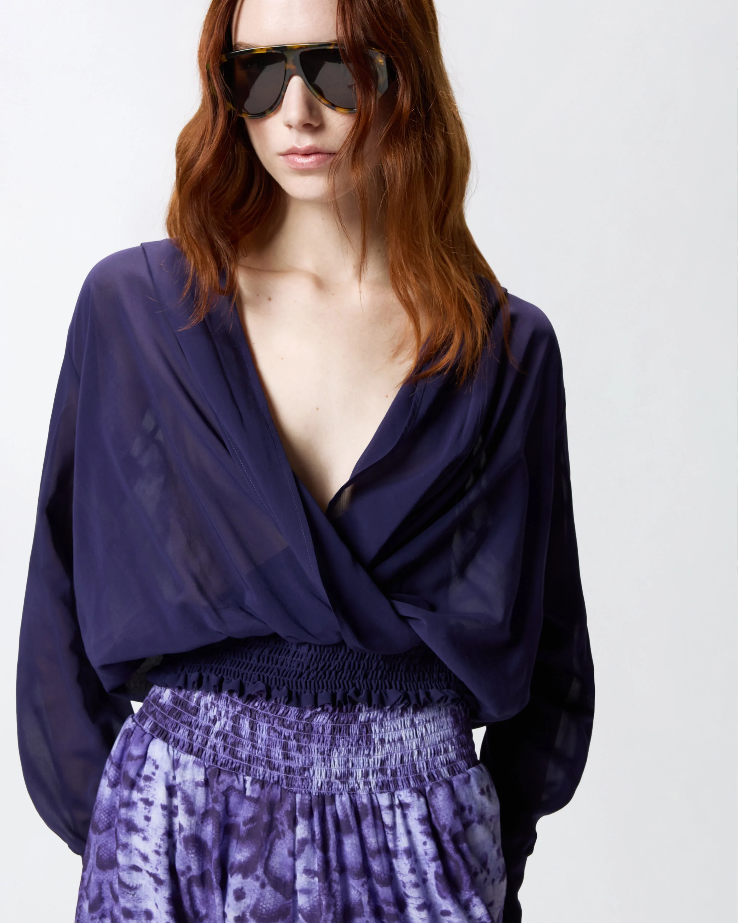 Blusa cropped con cappuccio e trasparenze - Image 4