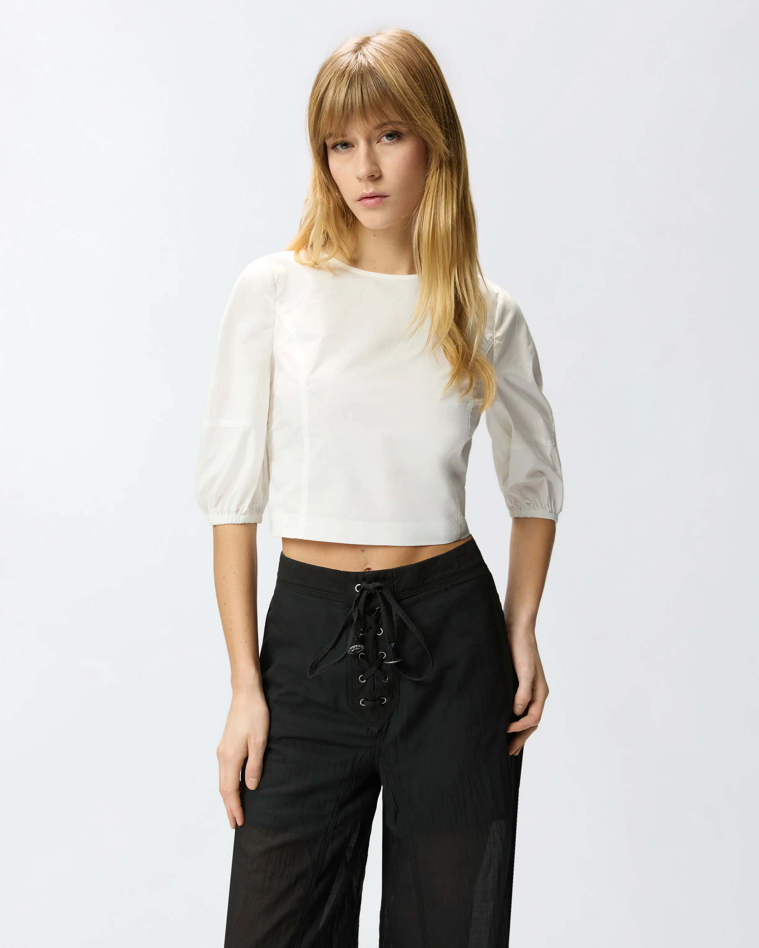 Blusa cropped con schiena scoperta