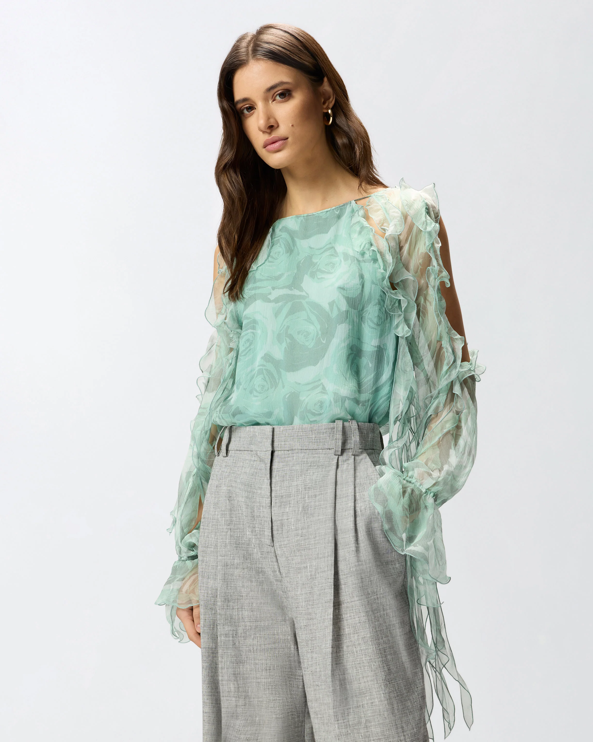 Blusa in seta con stampa rose e spalle scoperte