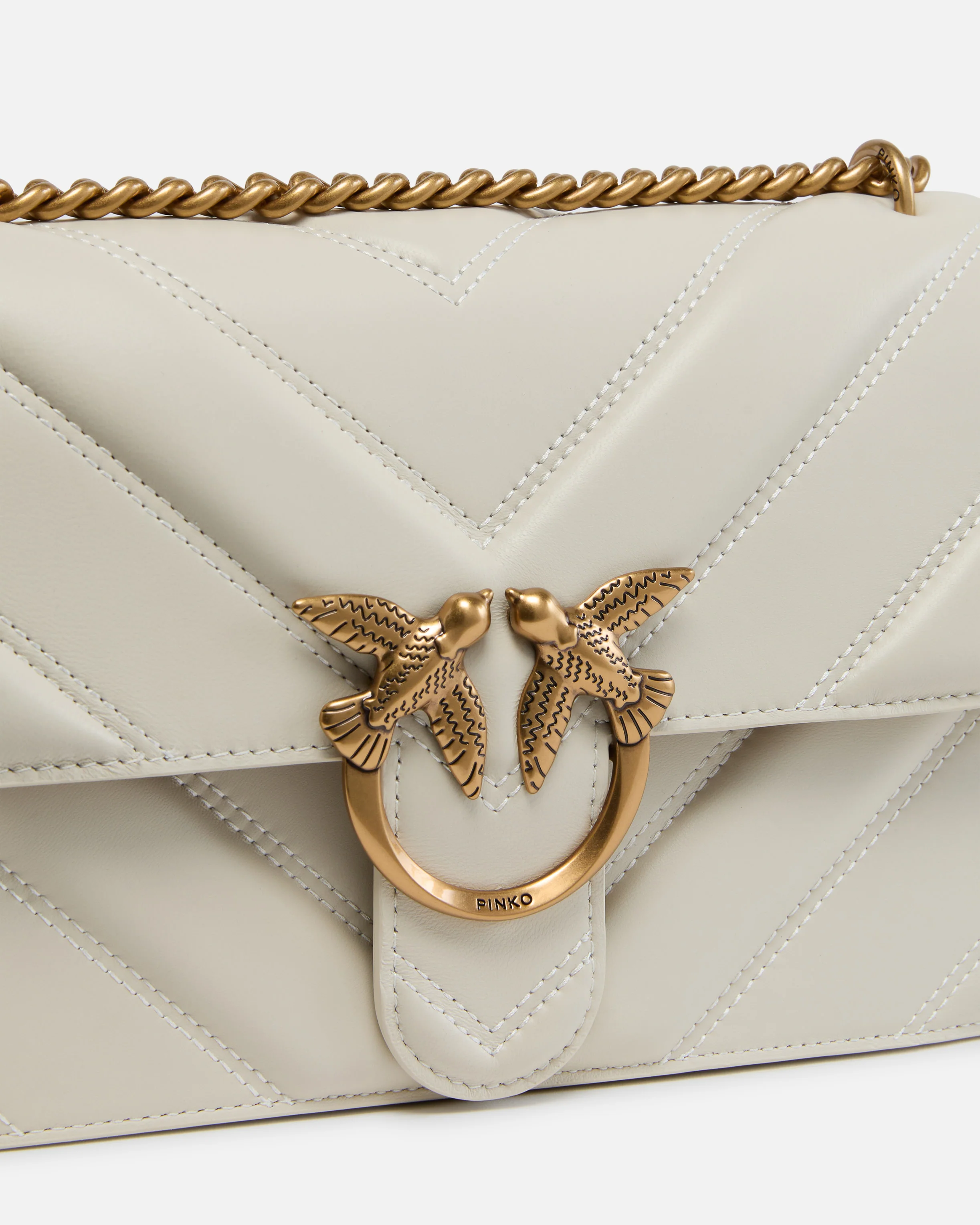 Borsa a tracolla media Love Bag in pelle bottalata con disegno a V e logo - Image 3