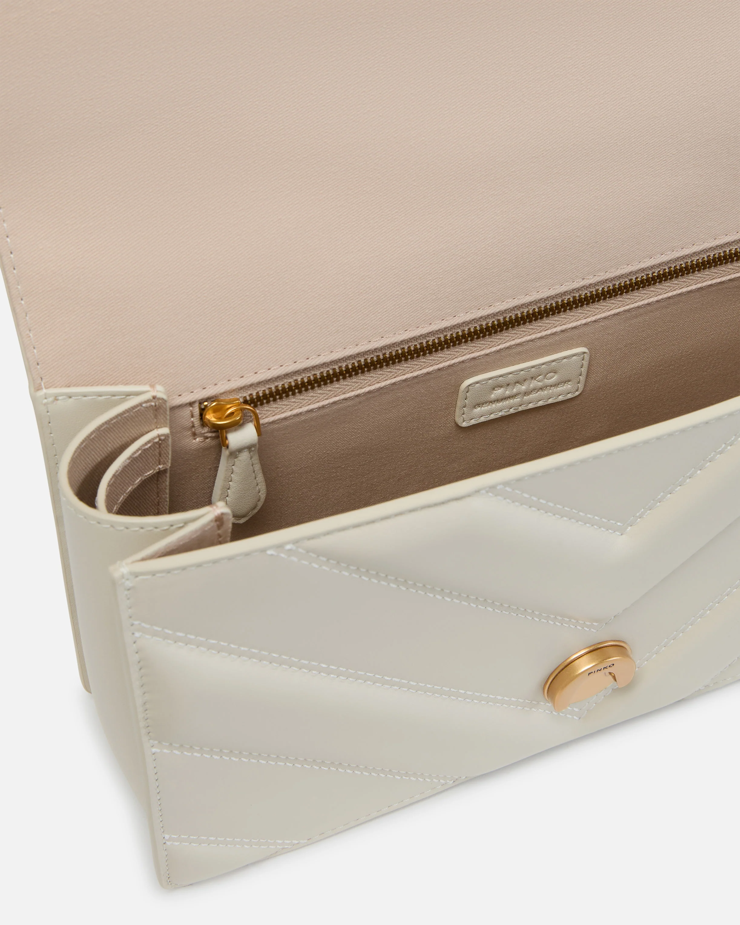 Borsa a tracolla media Love Bag in pelle bottalata con disegno a V e logo - Image 4