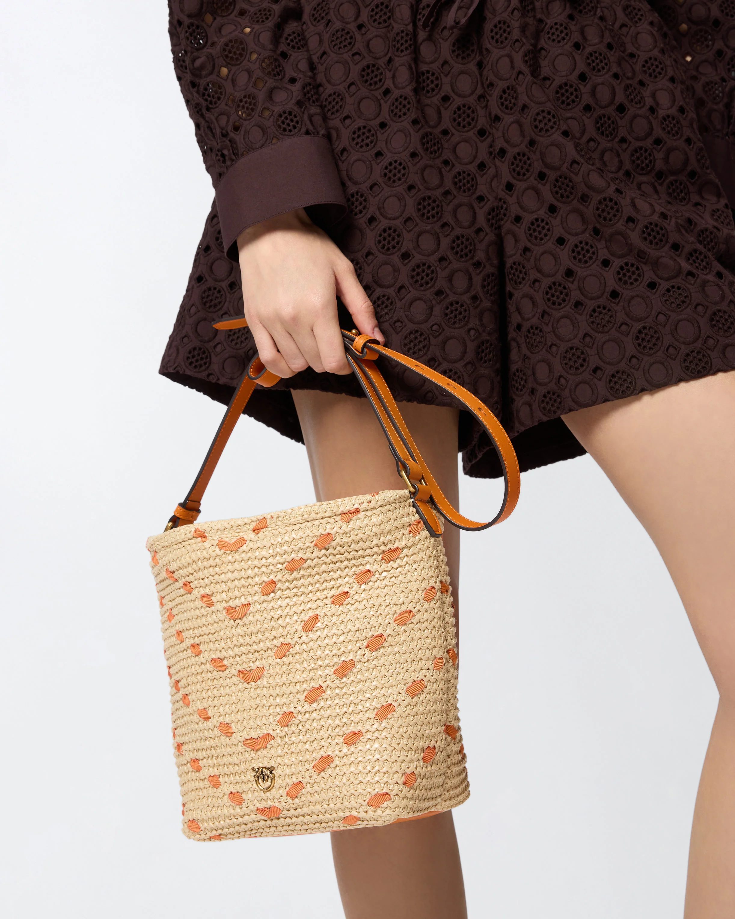 Borsa a tracolla piccola Bucket Mini in rafia con motivo chevron - Image 6