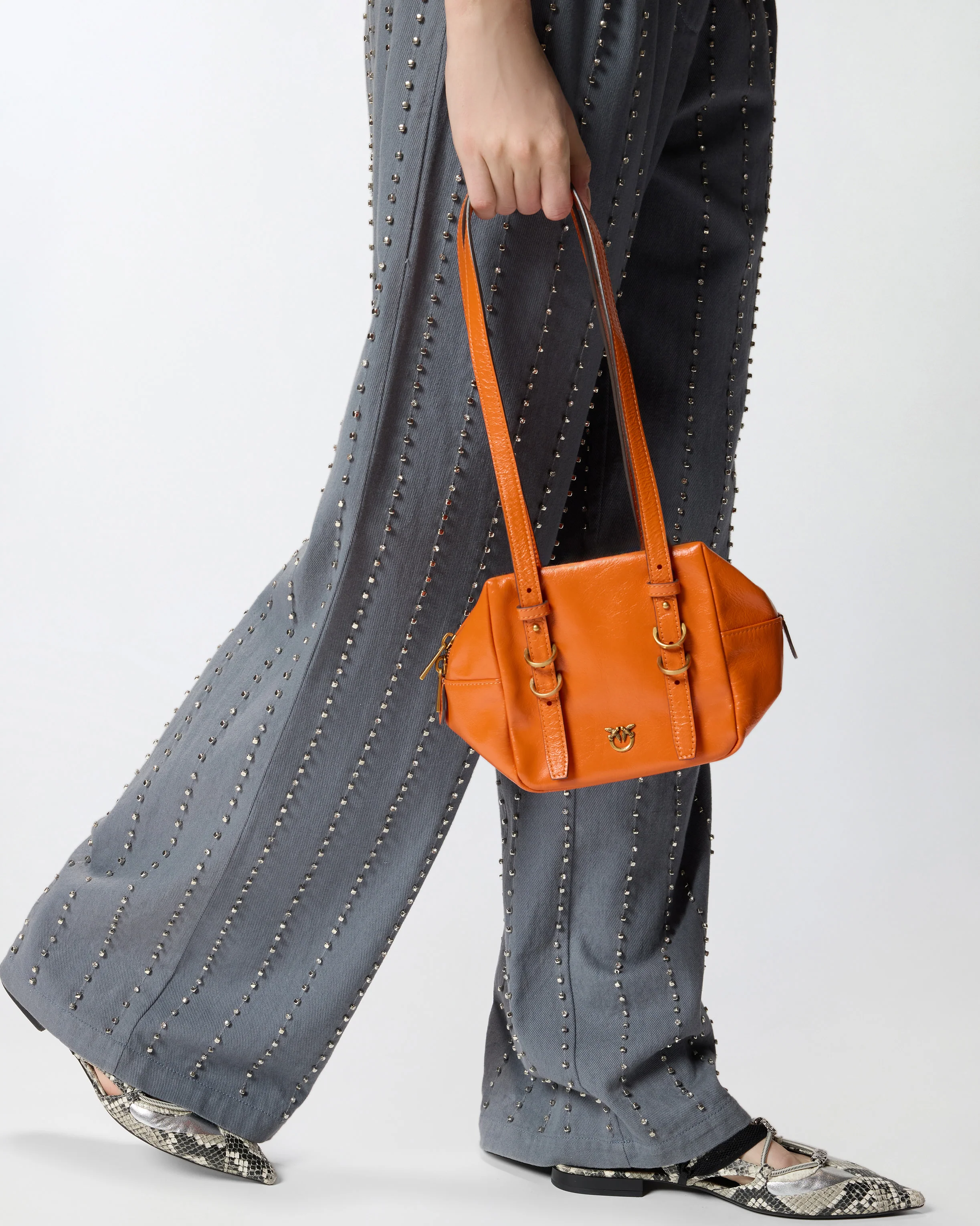 Borsa a tracolla piccola Cubic Bag in pelle shiny - Image 5