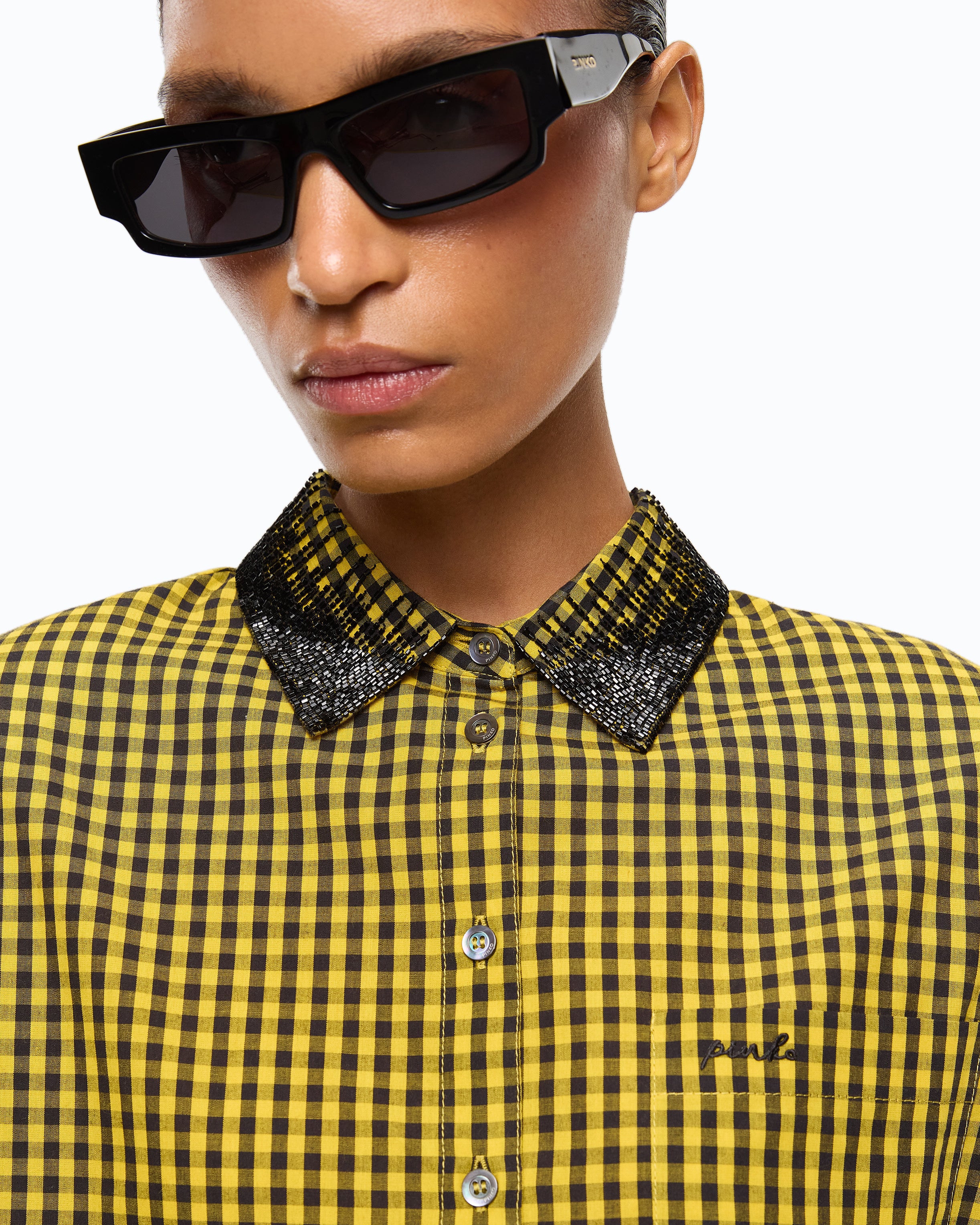 Camicia cropped a quadretti con collo gioiello - Image 4