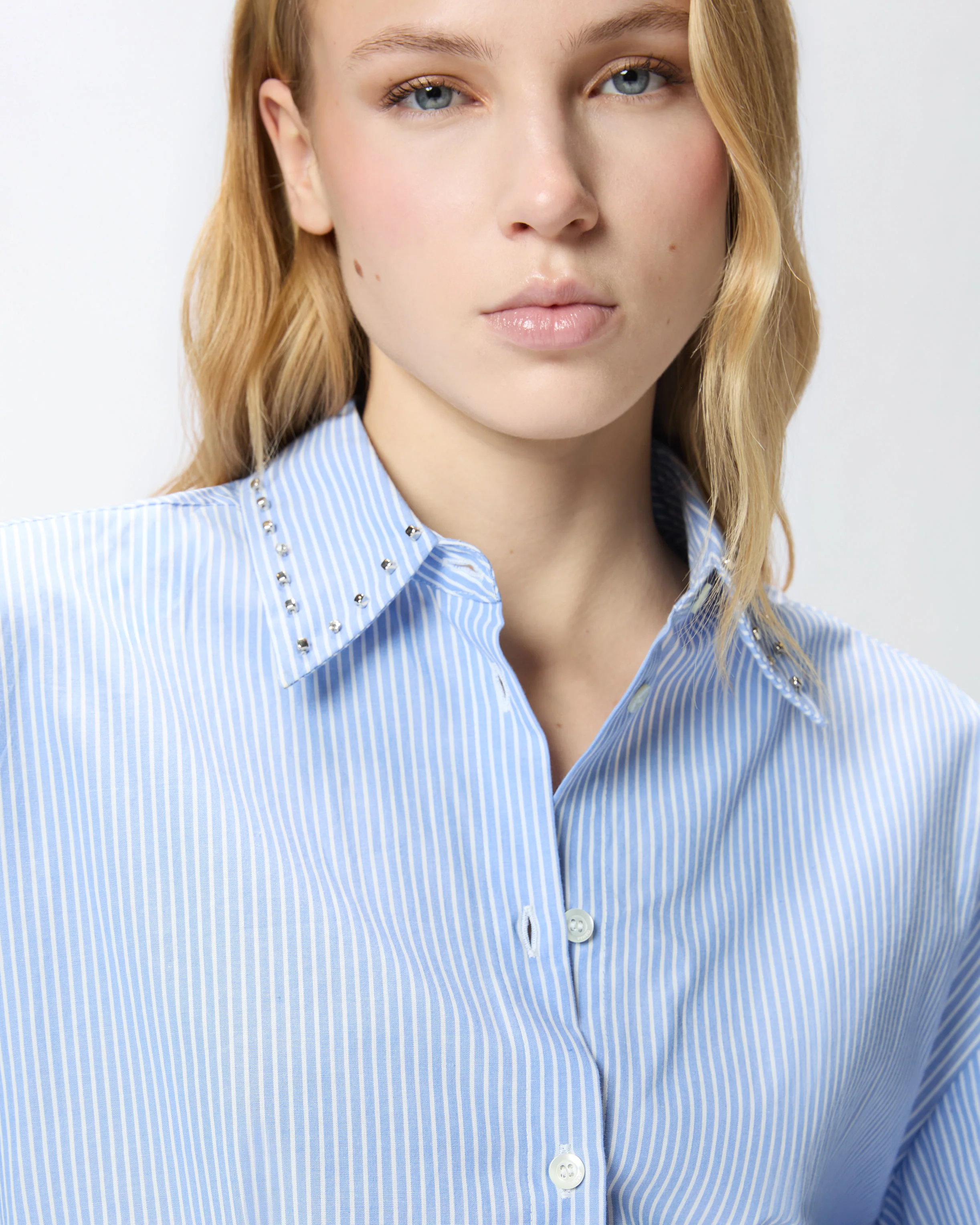 Camicia cropped a righe con colletto gioiello - Image 4