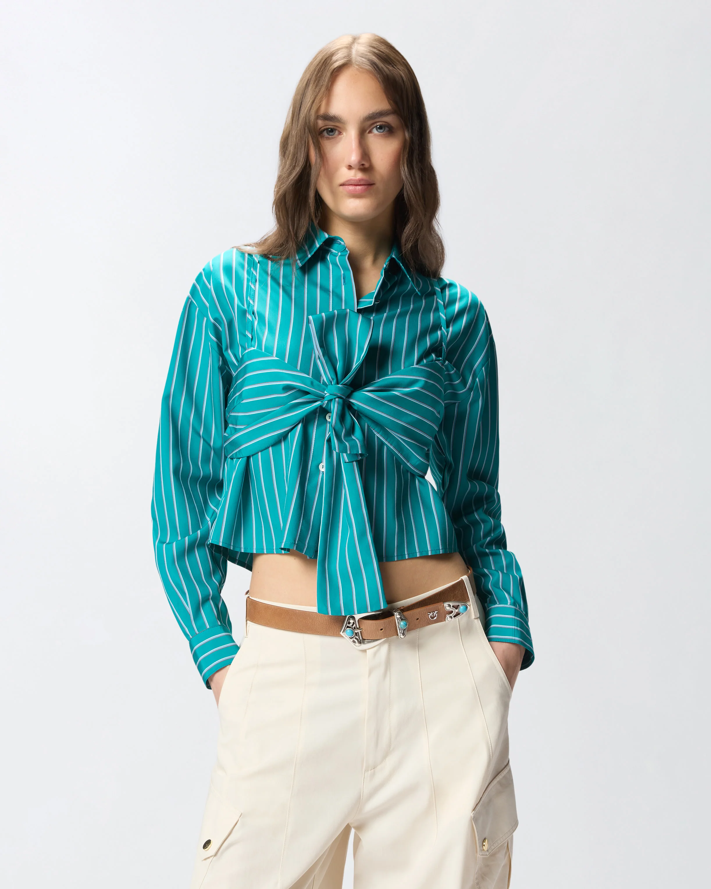 Camicia cropped a righe con fiocco