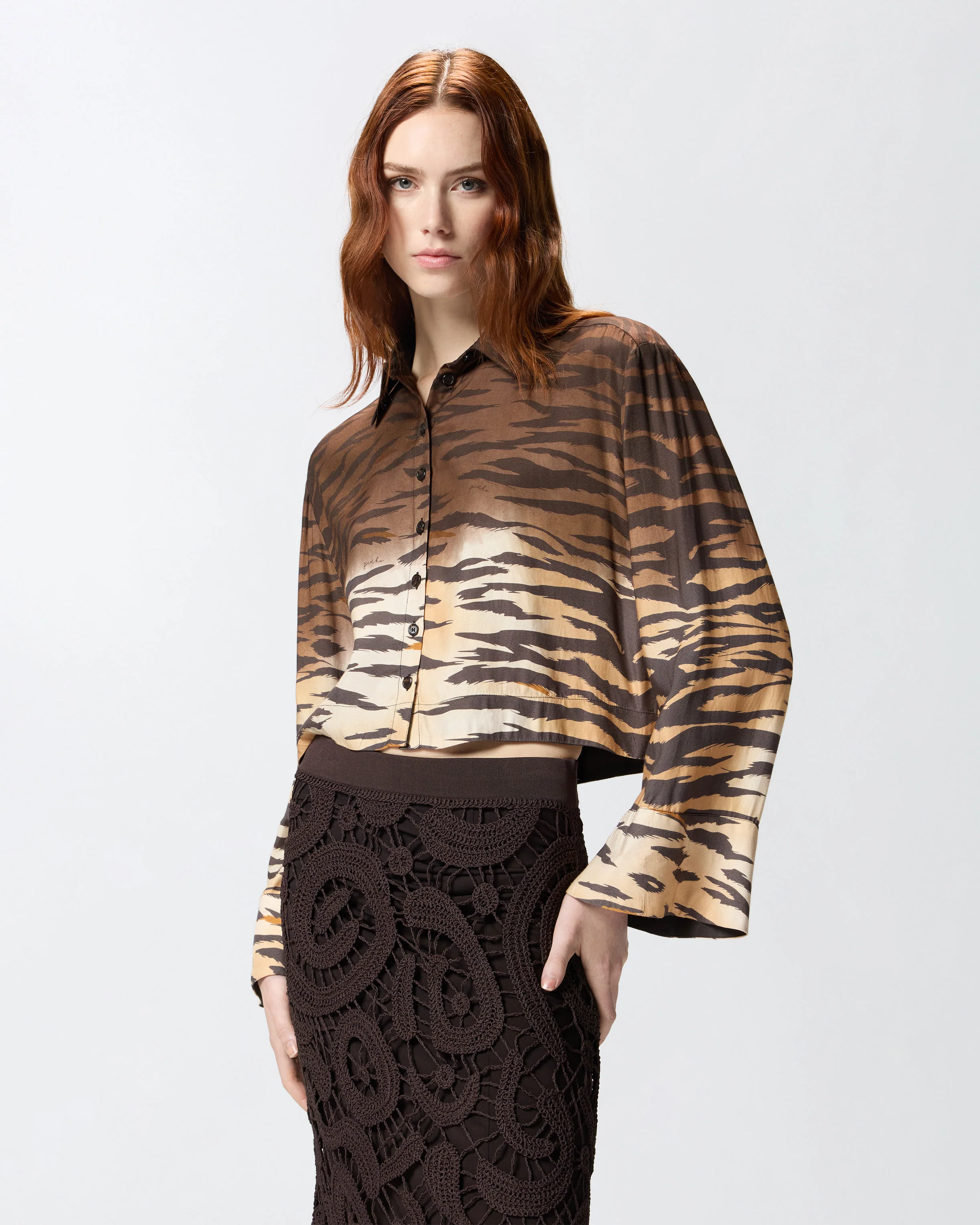 Camicia cropped con stampa animalier