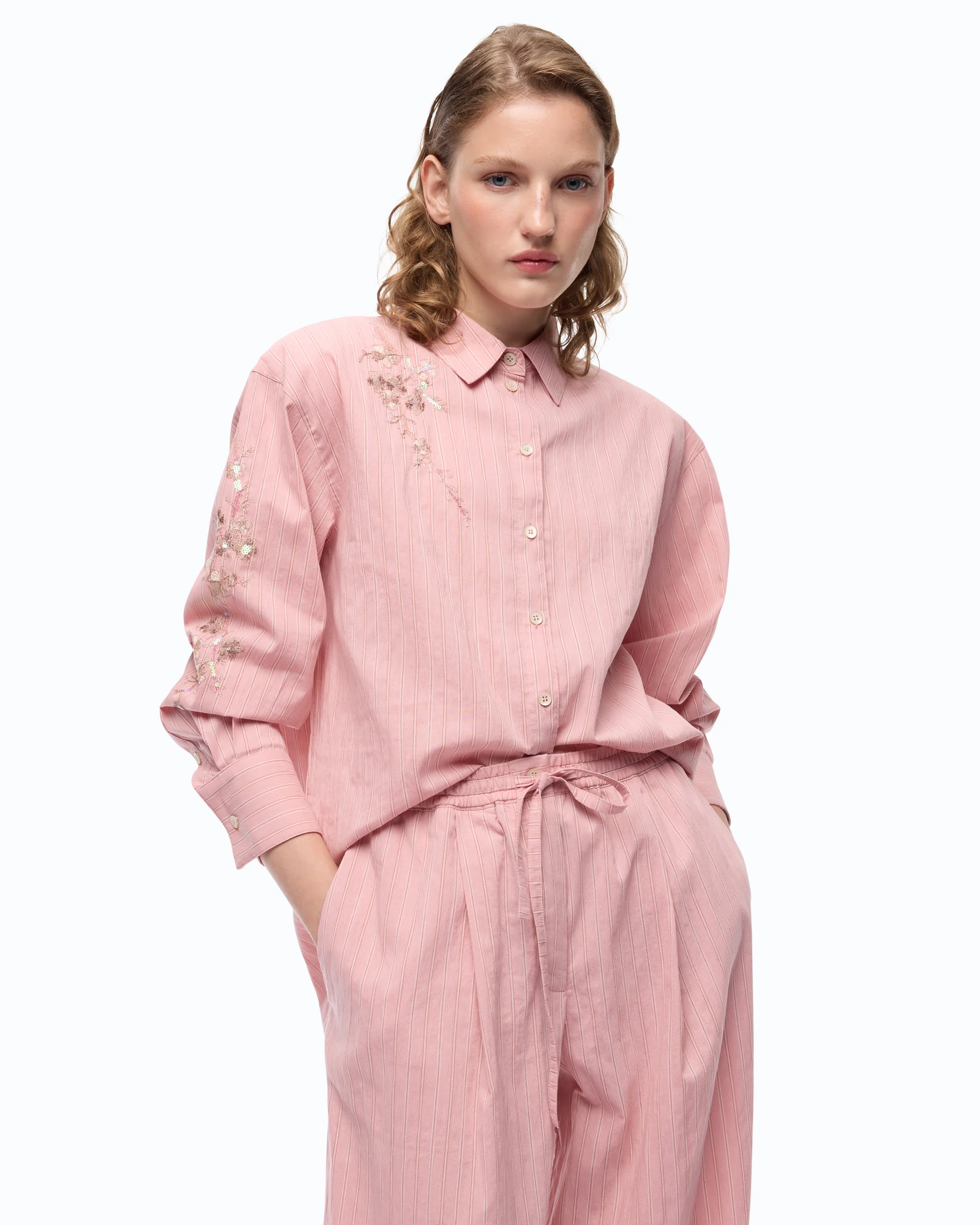Camicia in tessuto a righe con ricami floreali