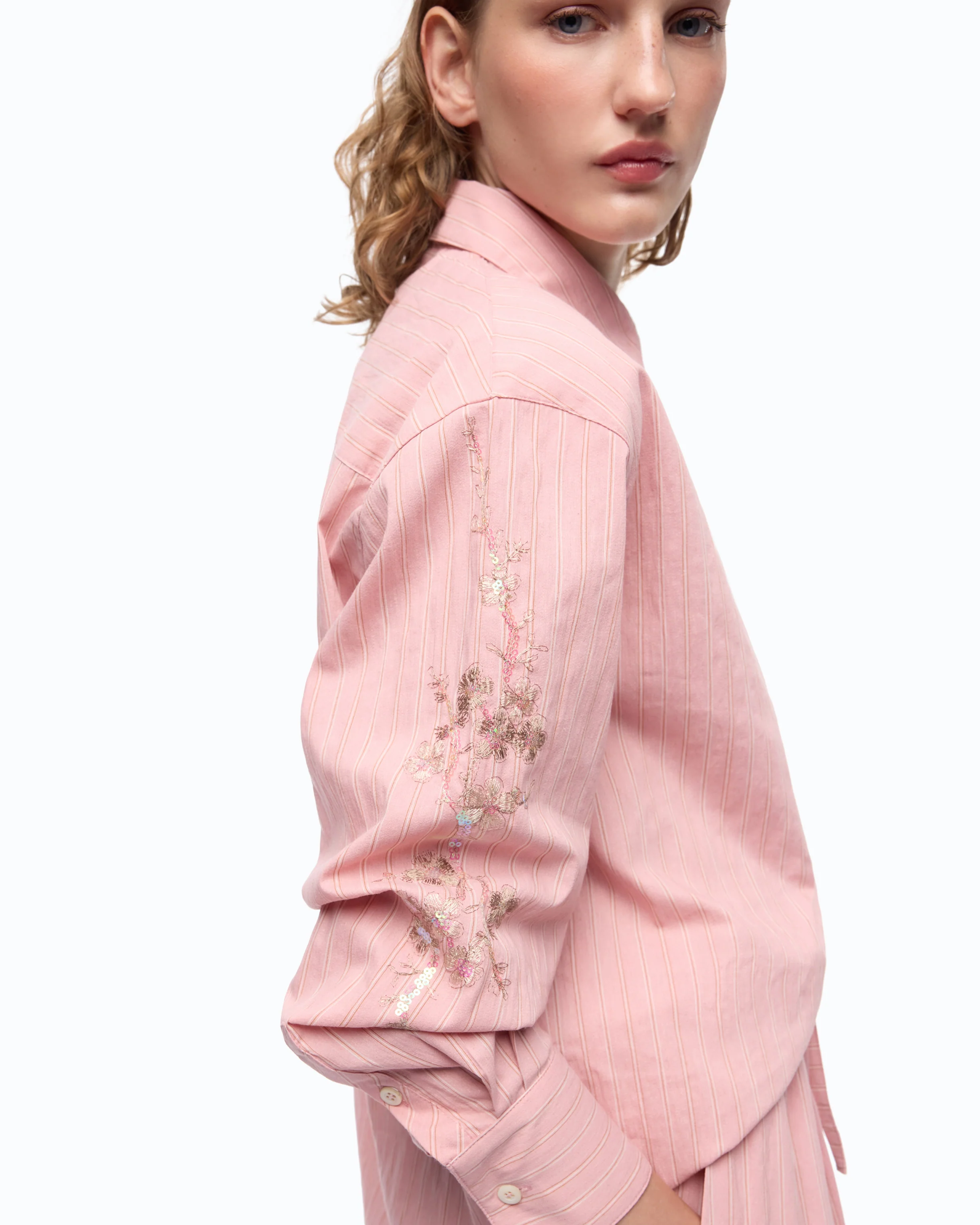 Camicia in tessuto a righe con ricami floreali - Image 3