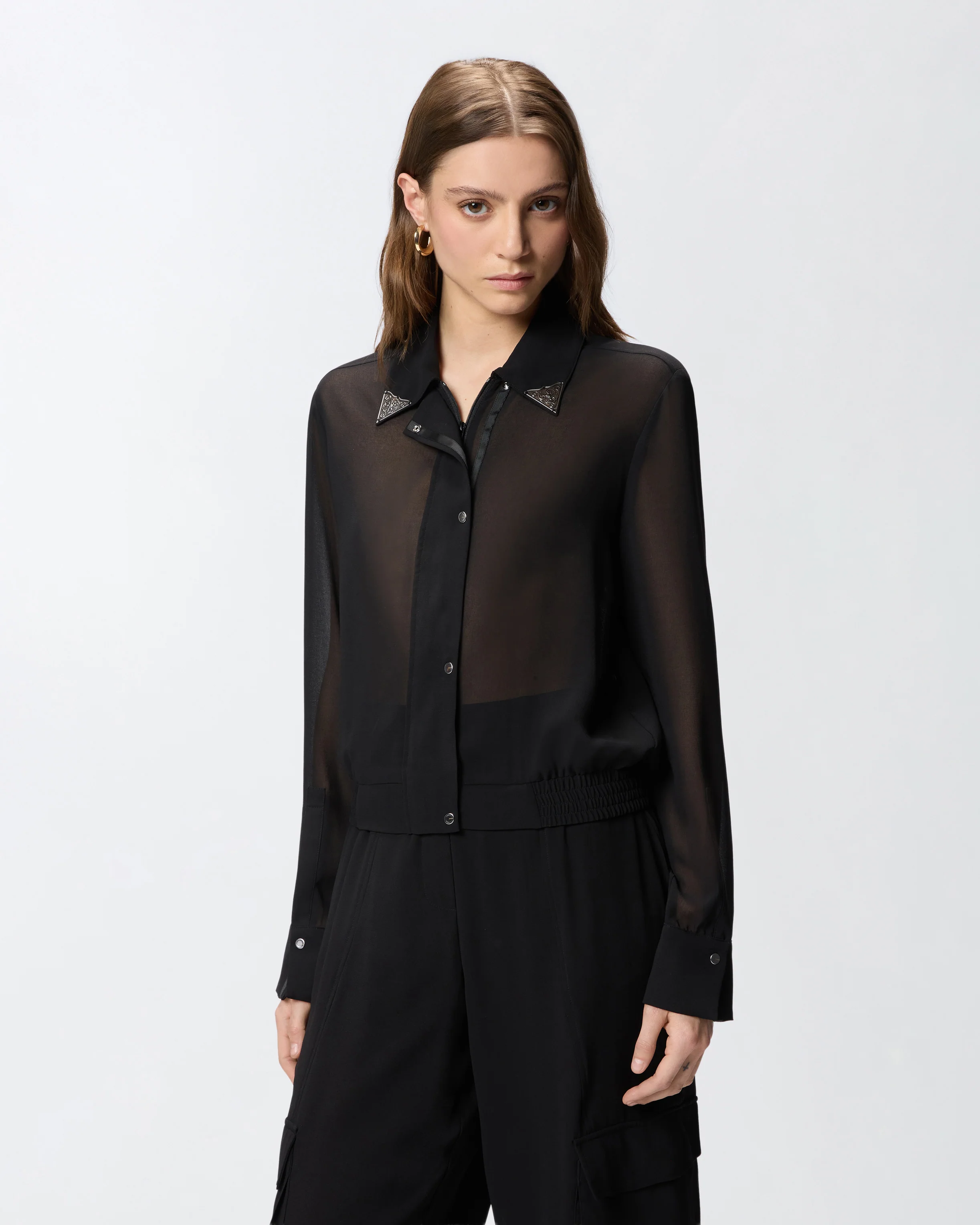 Camicia semitrasparente con dettagli metallici