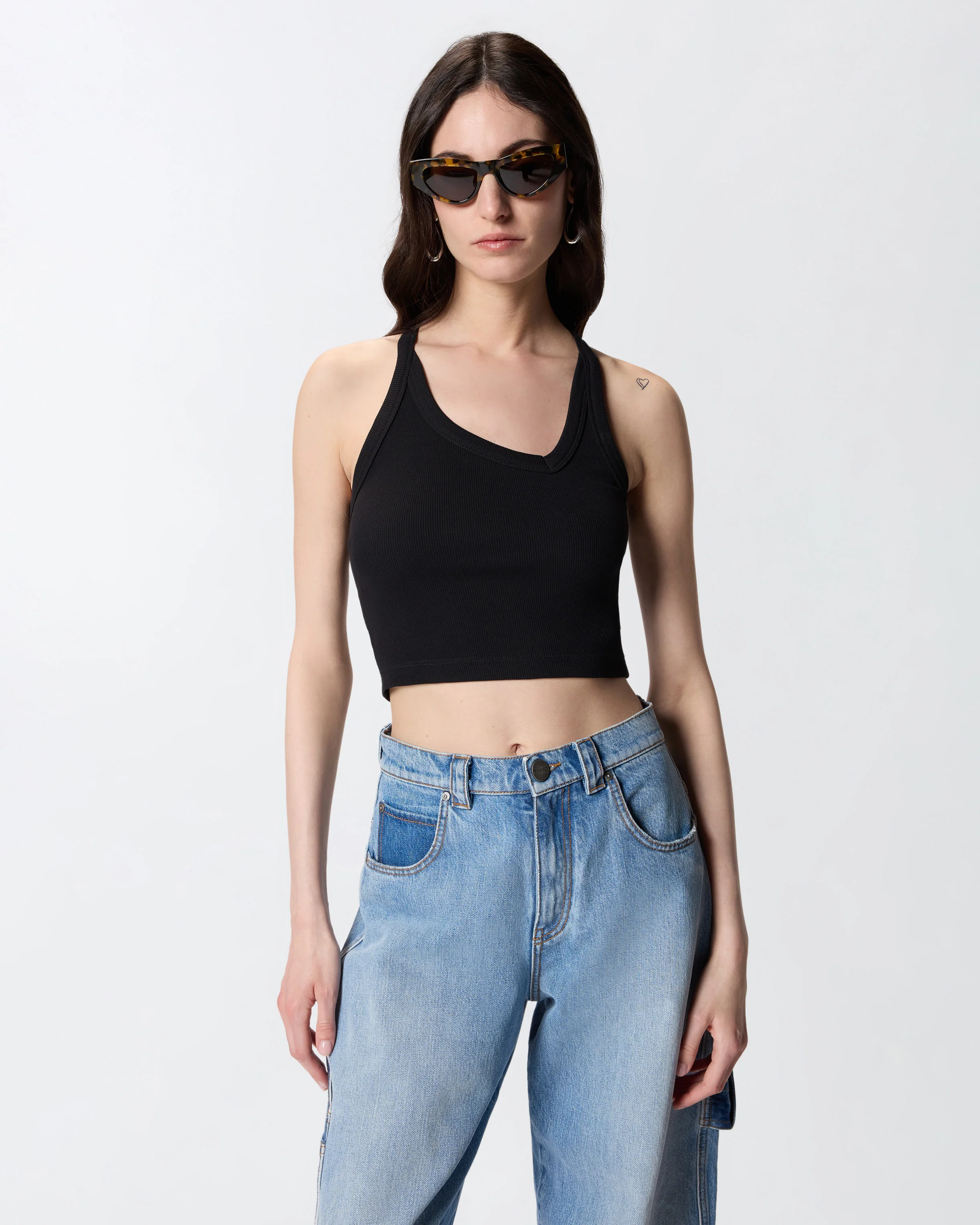 Canotta cropped con scollo asimmetrico