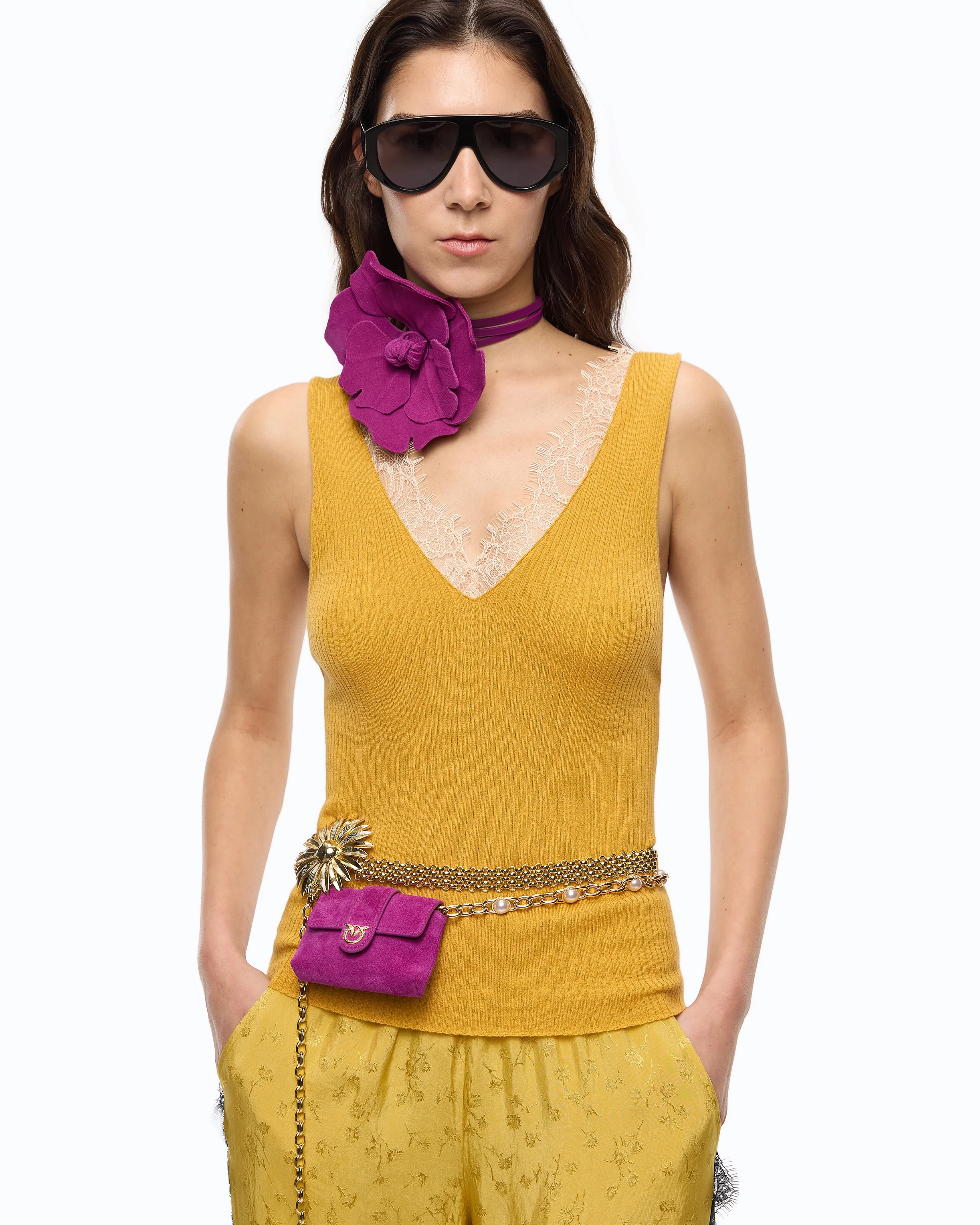 Canotta in misto seta e cashmere con scollo in pizzo