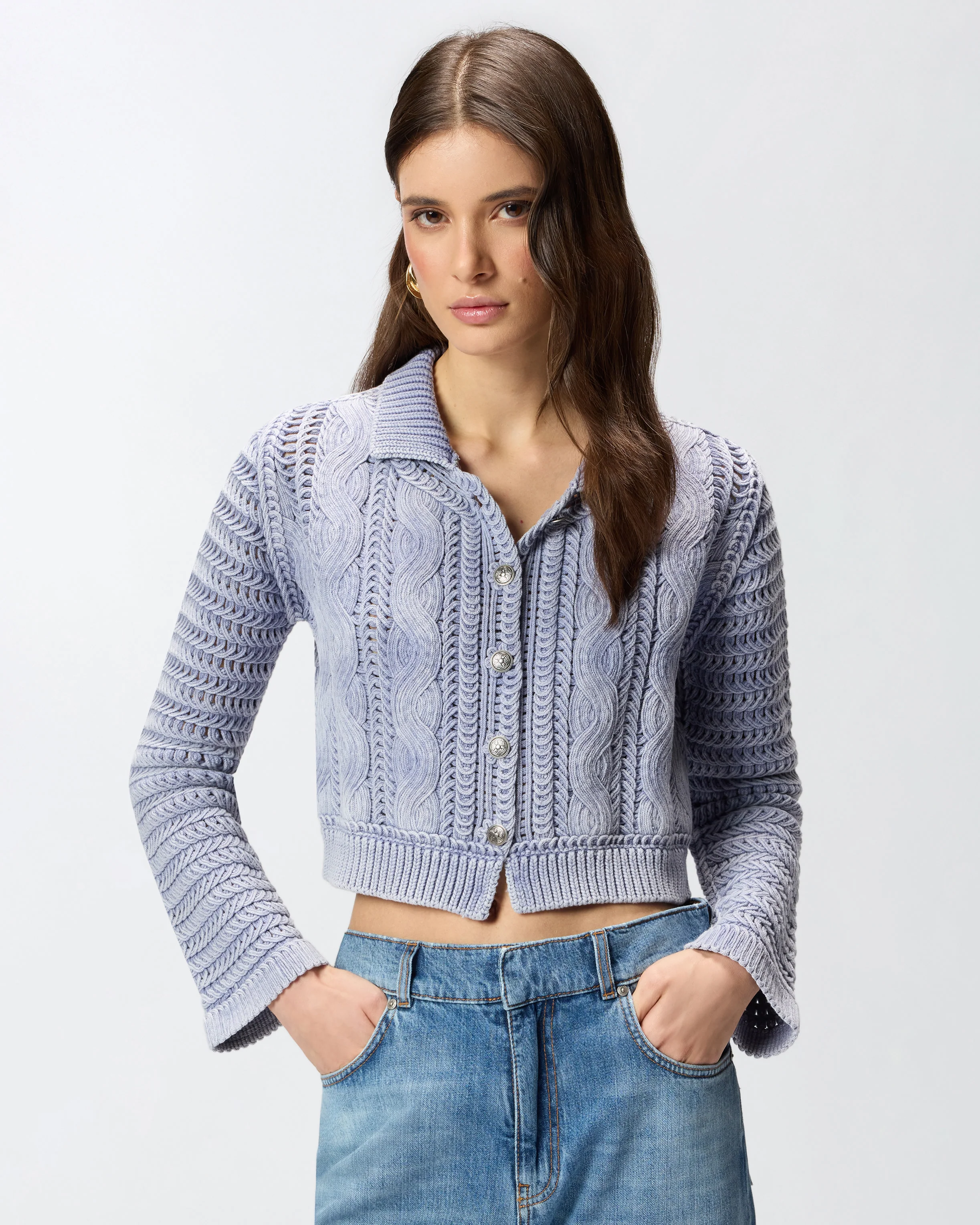 Cardigan cropped a maglia grossa e trecce