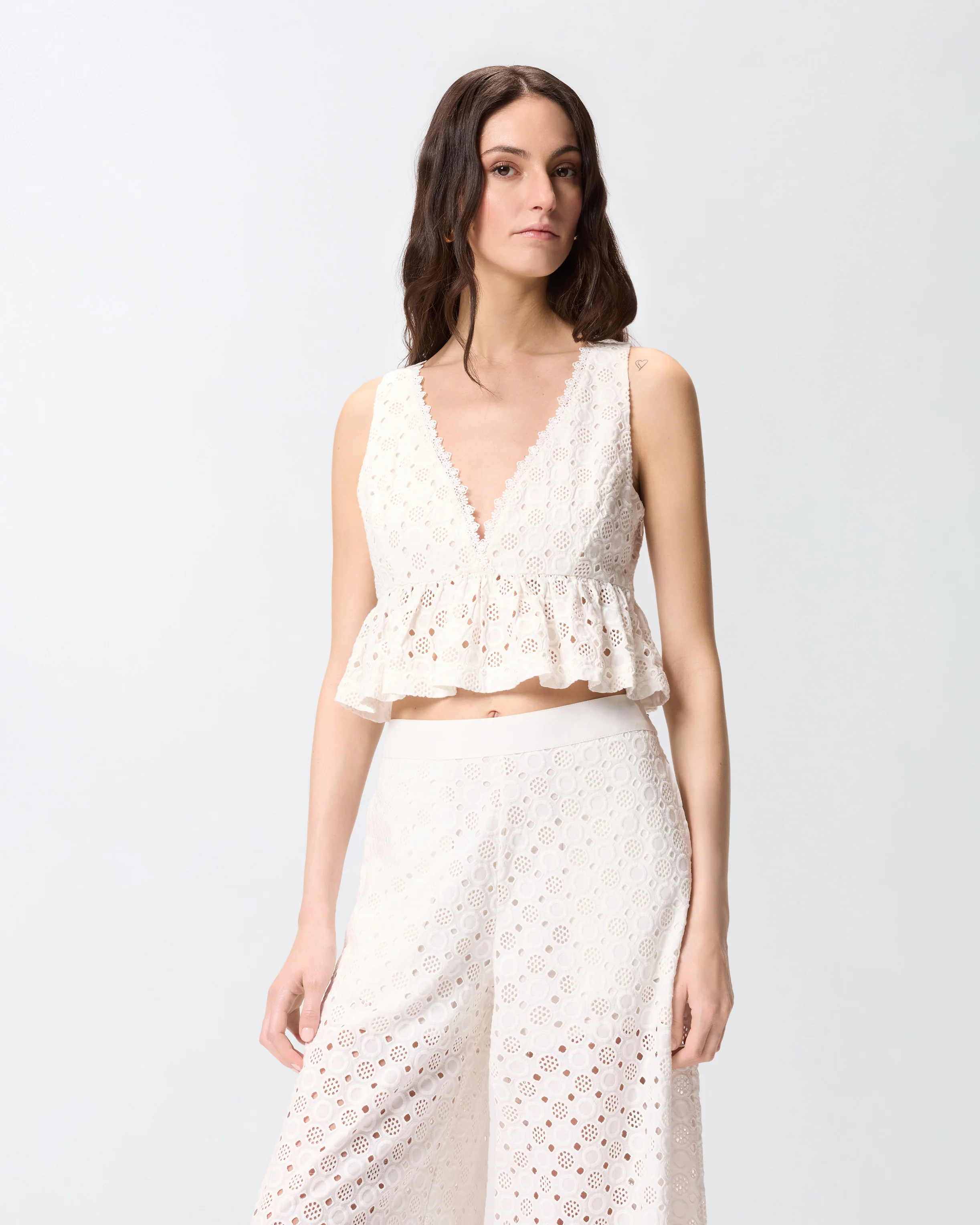 Crop top con volant e motivo traforato