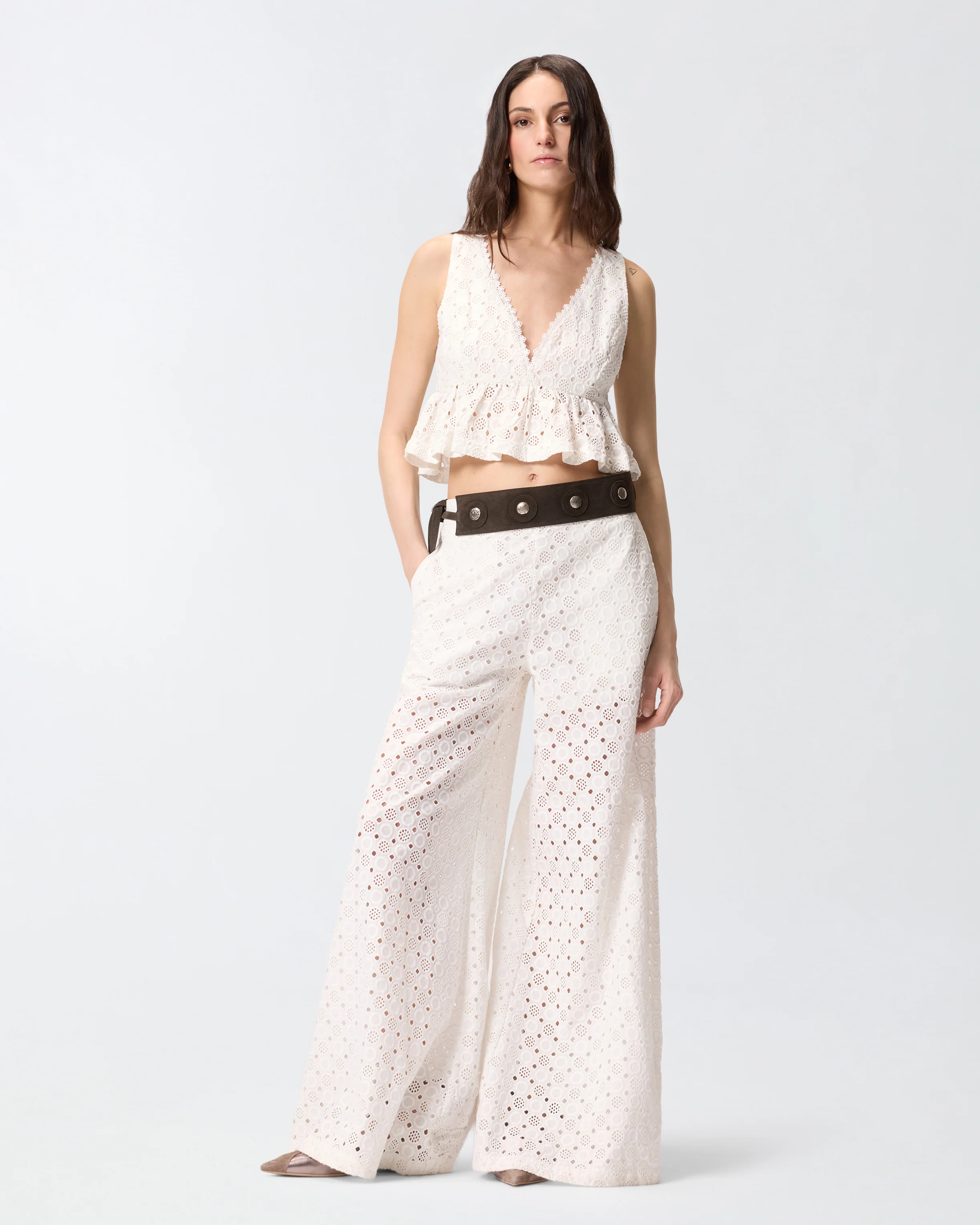 Crop top con volant e motivo traforato - Image 2
