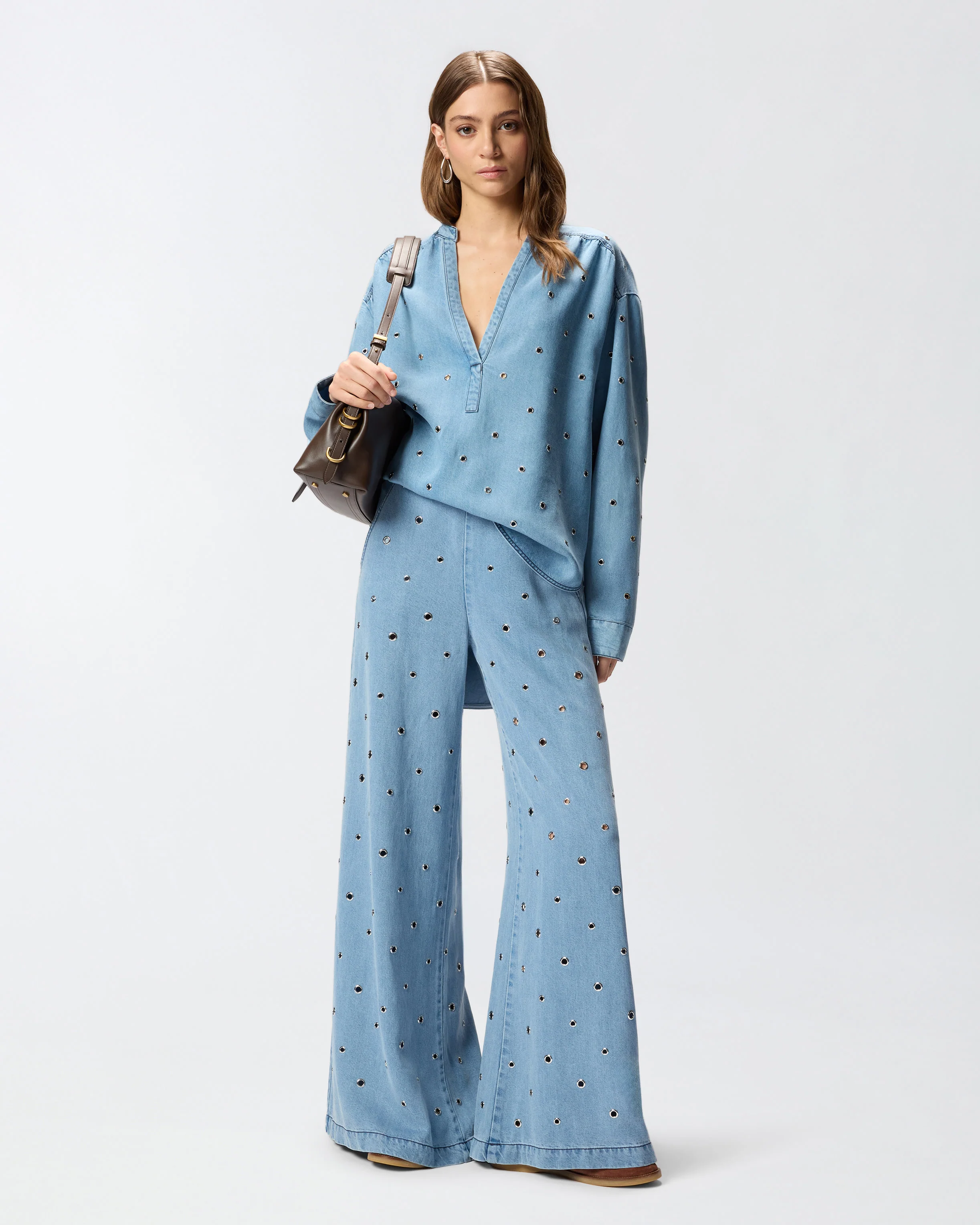 Jeans in denim con occhielli