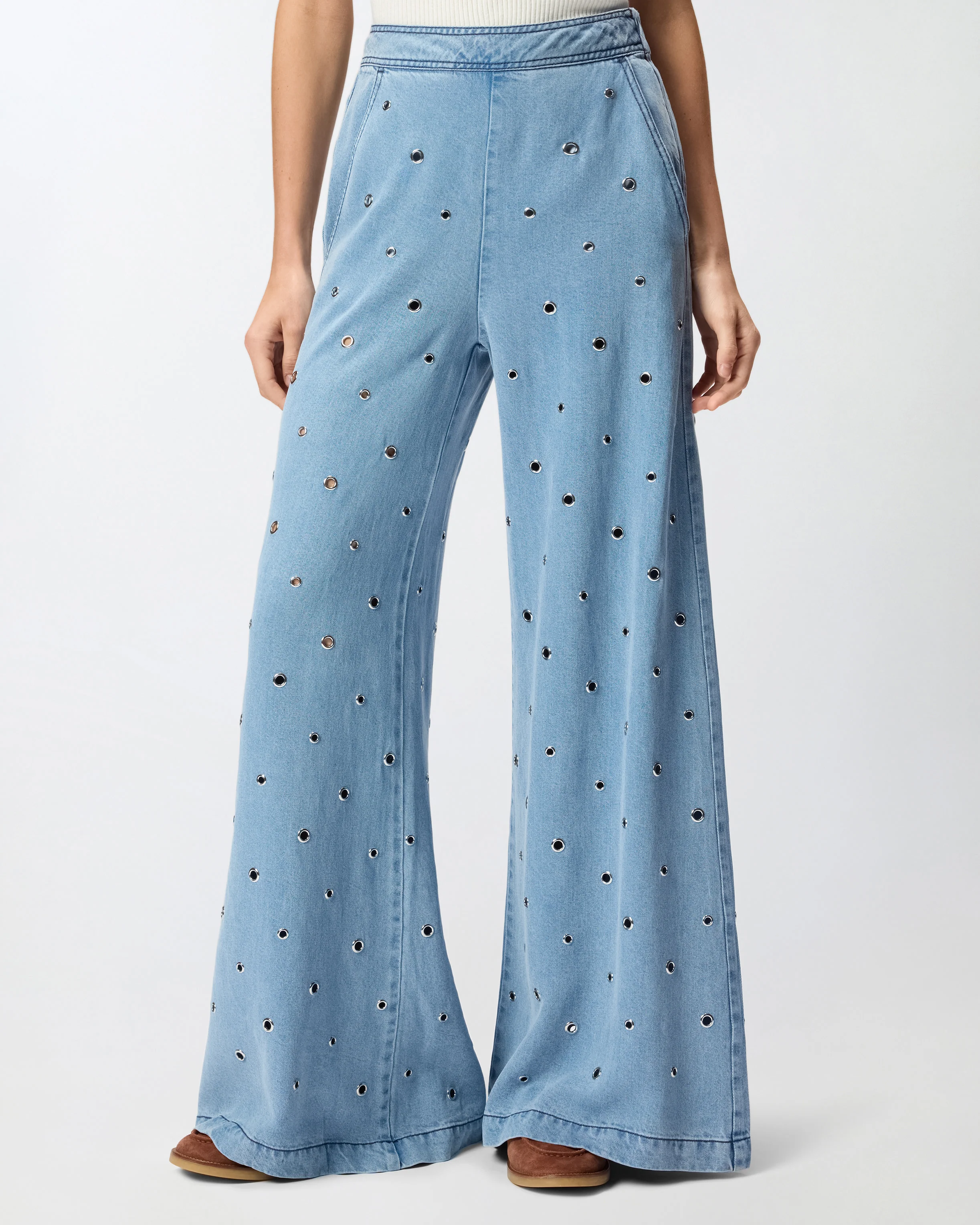 Jeans in denim con occhielli - Image 2