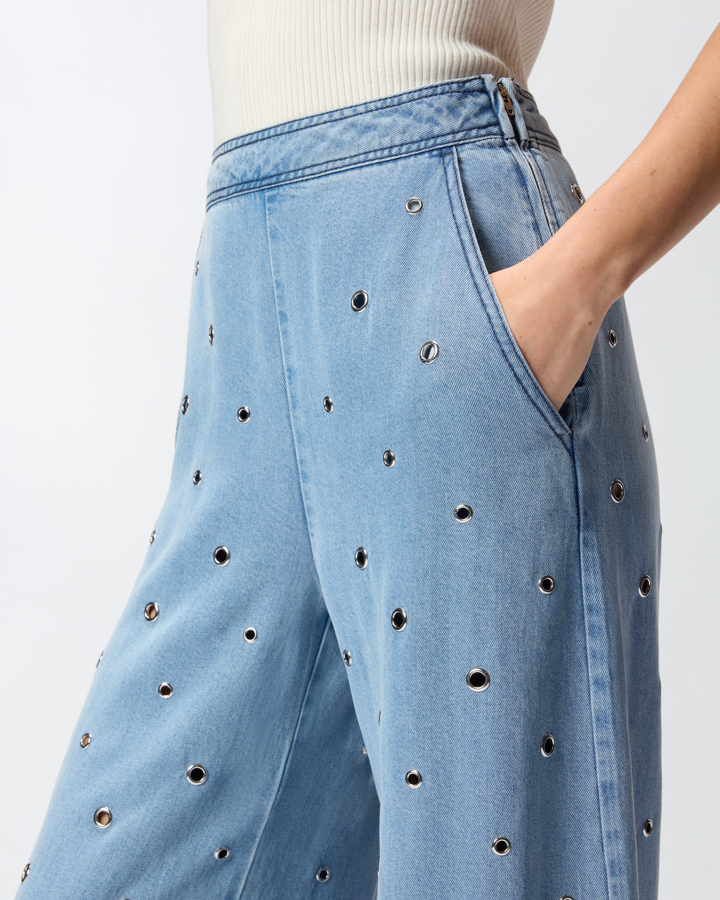 Jeans in denim con occhielli - Image 4