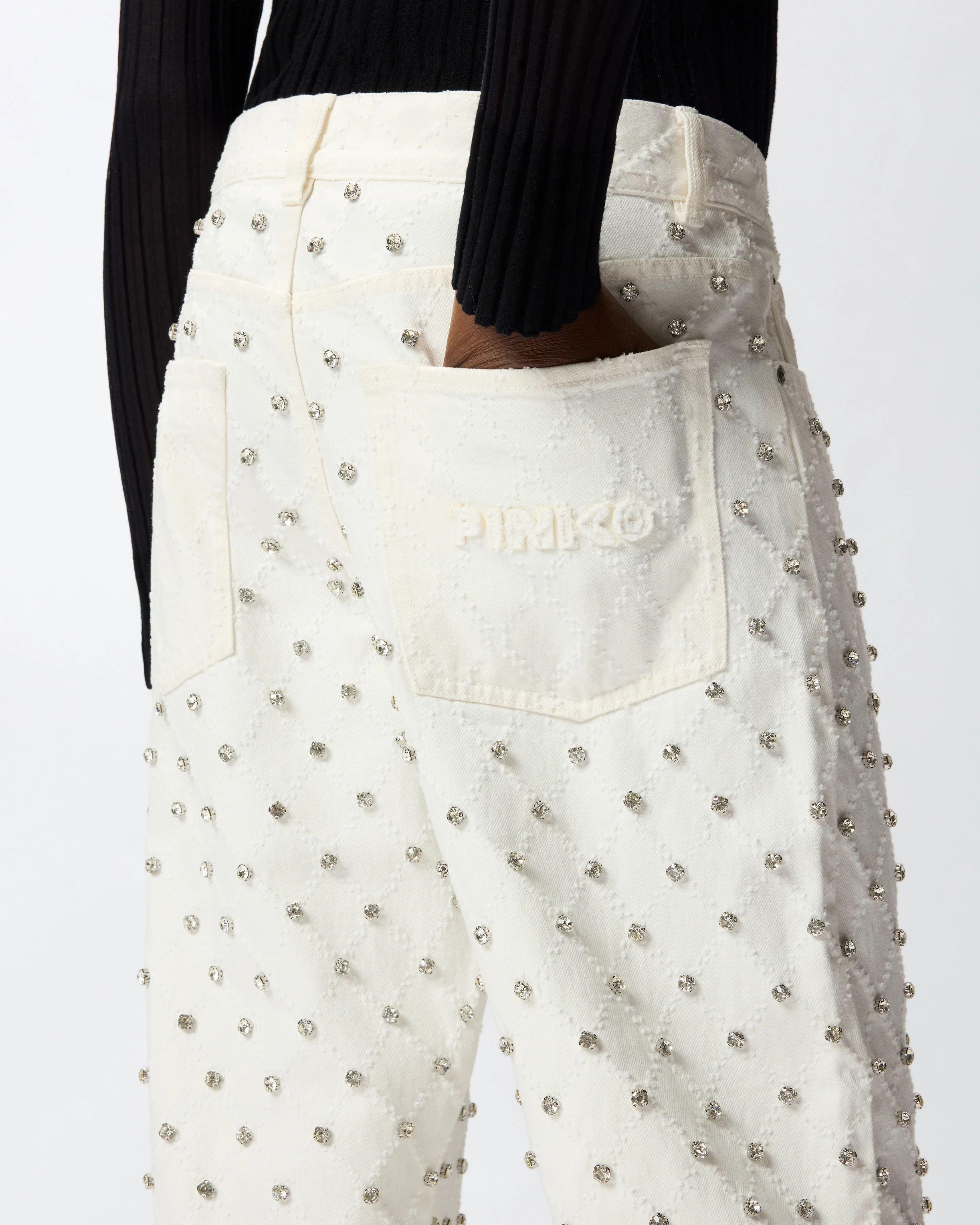 Jeans wide leg con motivo a rombi e strass - Image 4