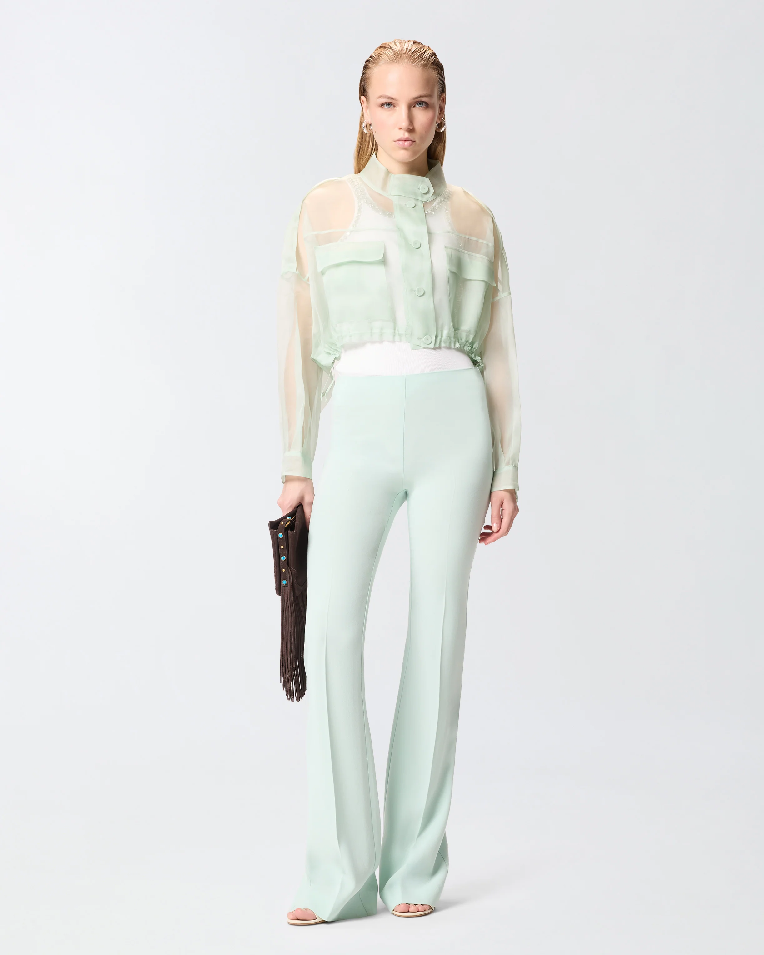 Pantaloni svasati con piega stirata