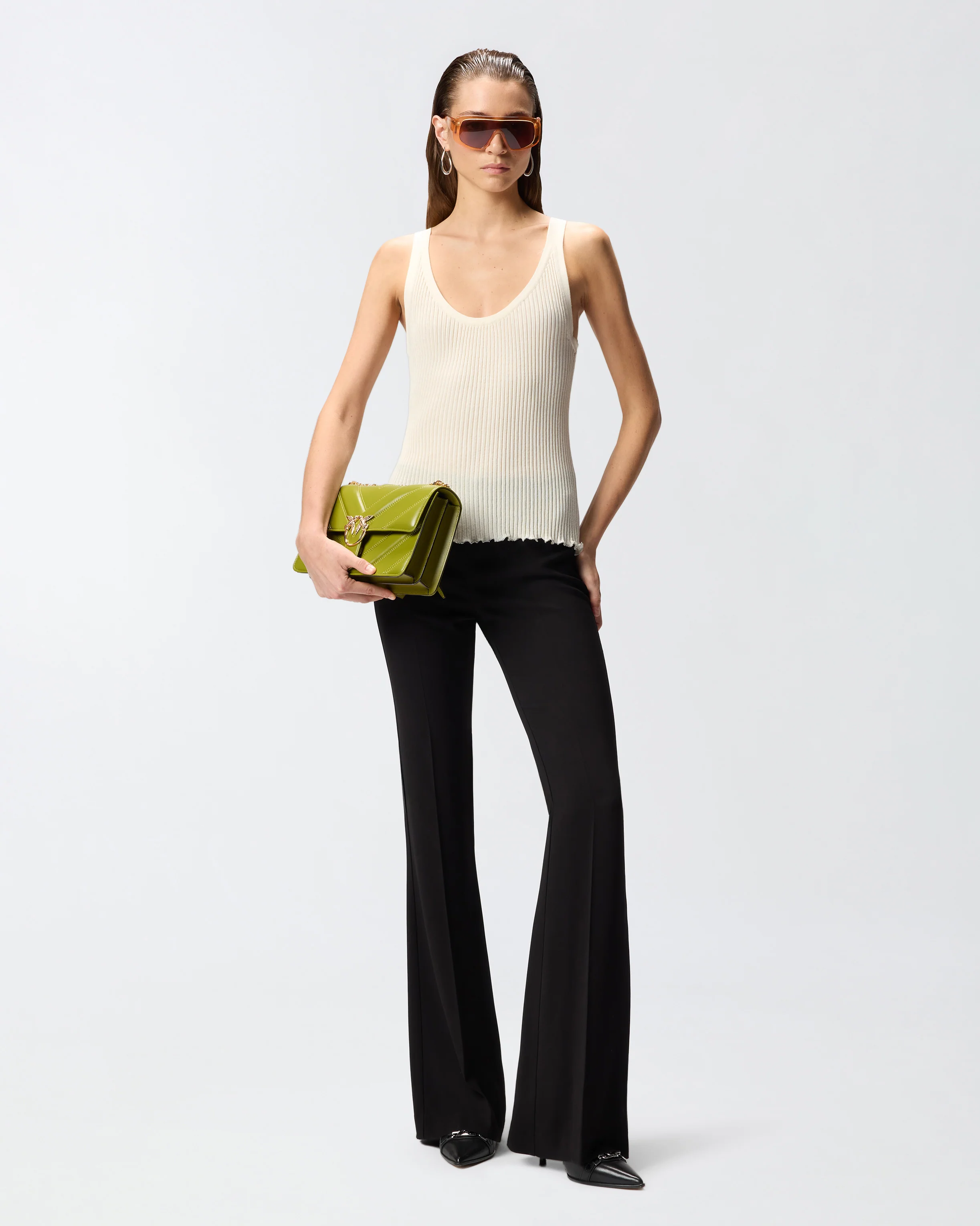 Pantaloni svasati con piega stirata