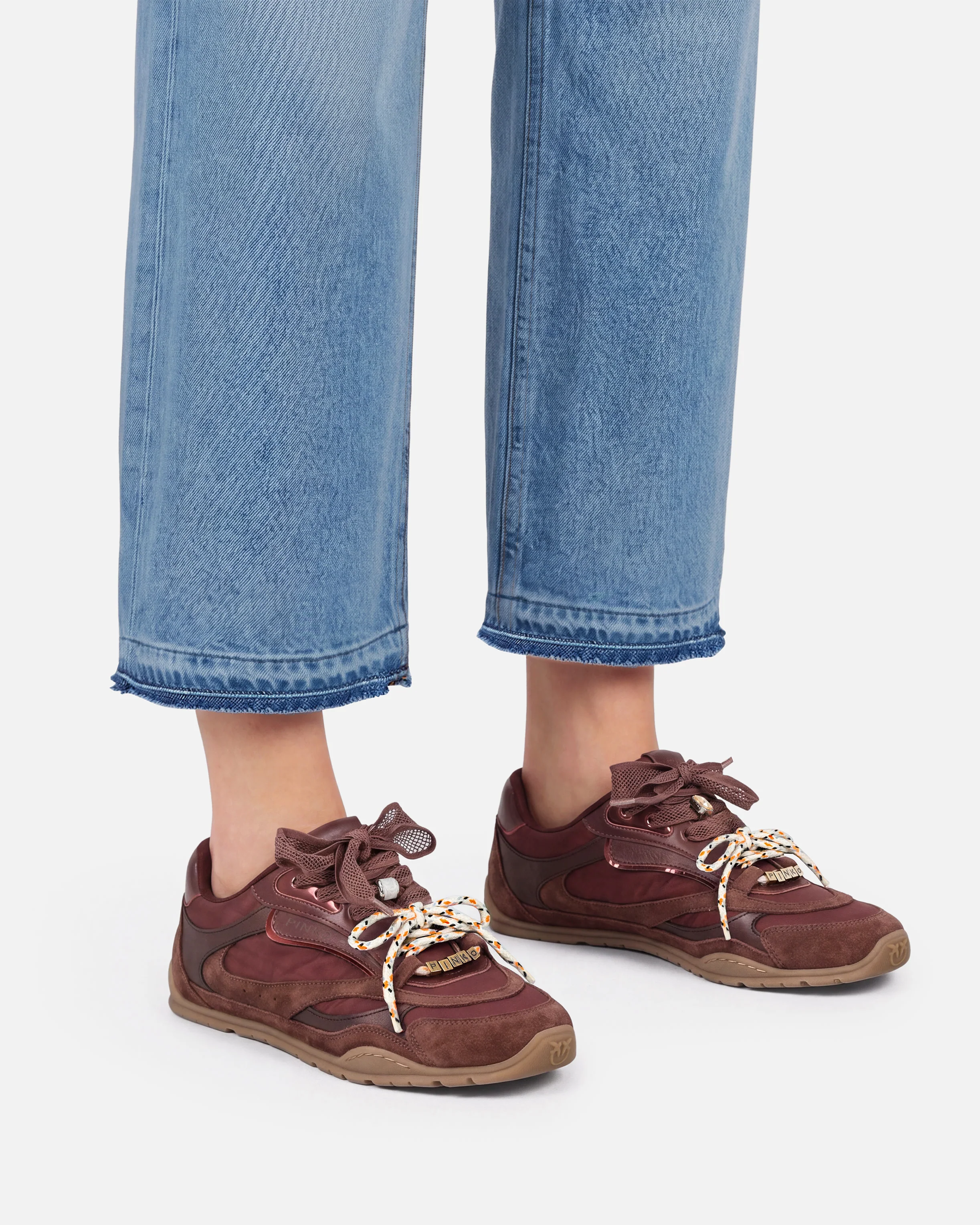Sneakers con lacci doppi e applicazioni - Image 10