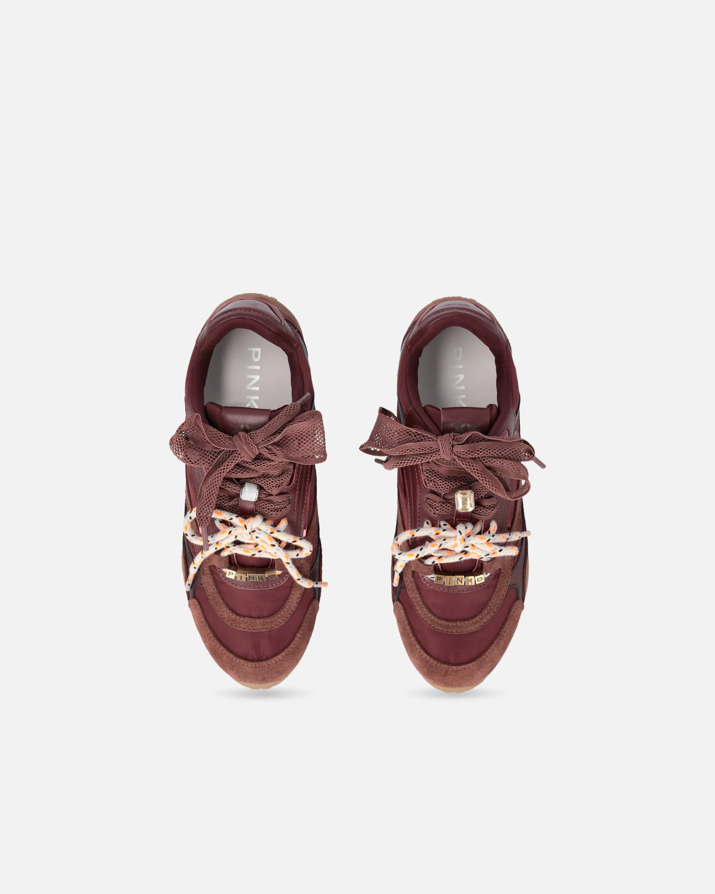 Sneakers con lacci doppi e applicazioni - Image 9