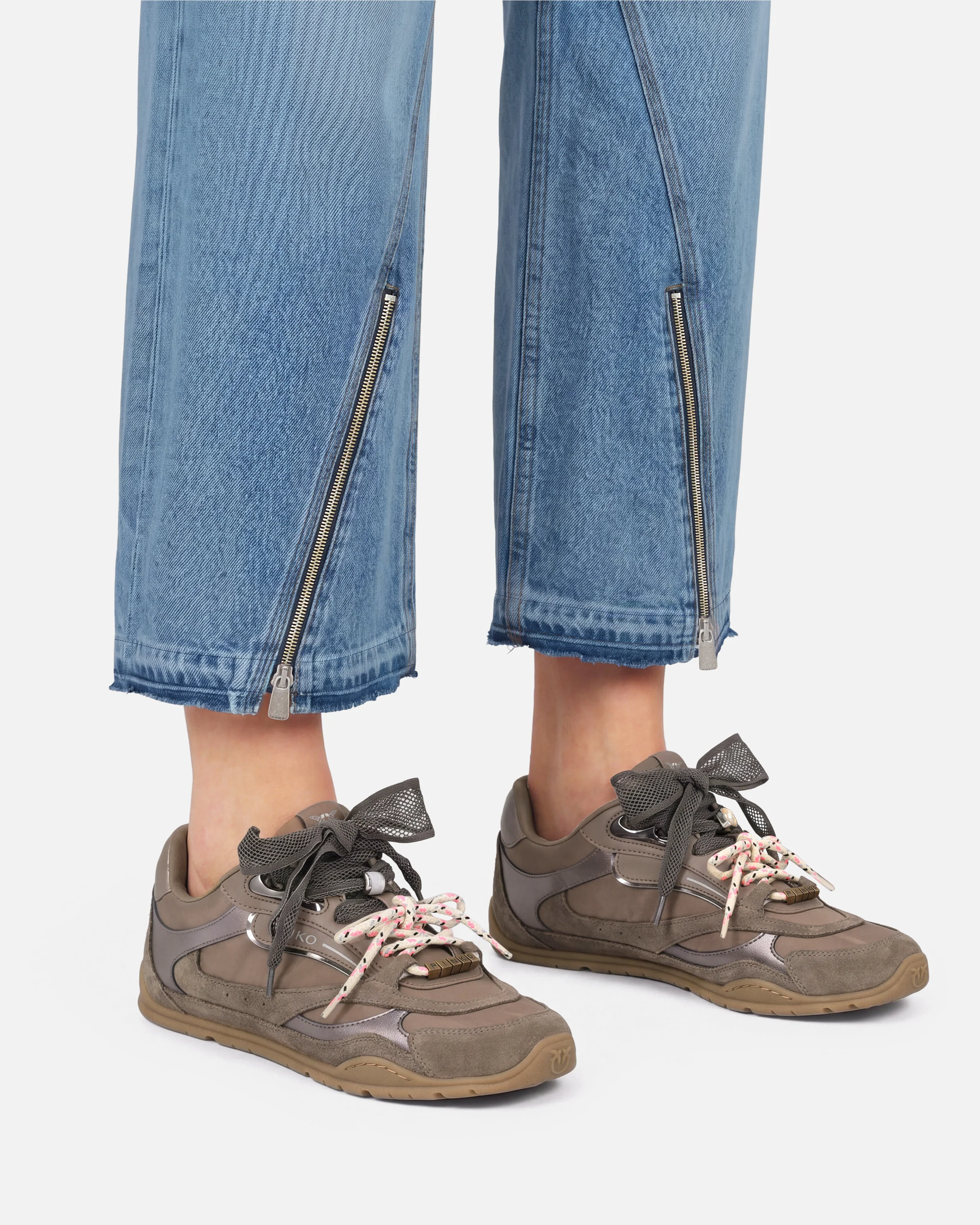 Sneakers con lacci doppi e applicazioni - Image 10