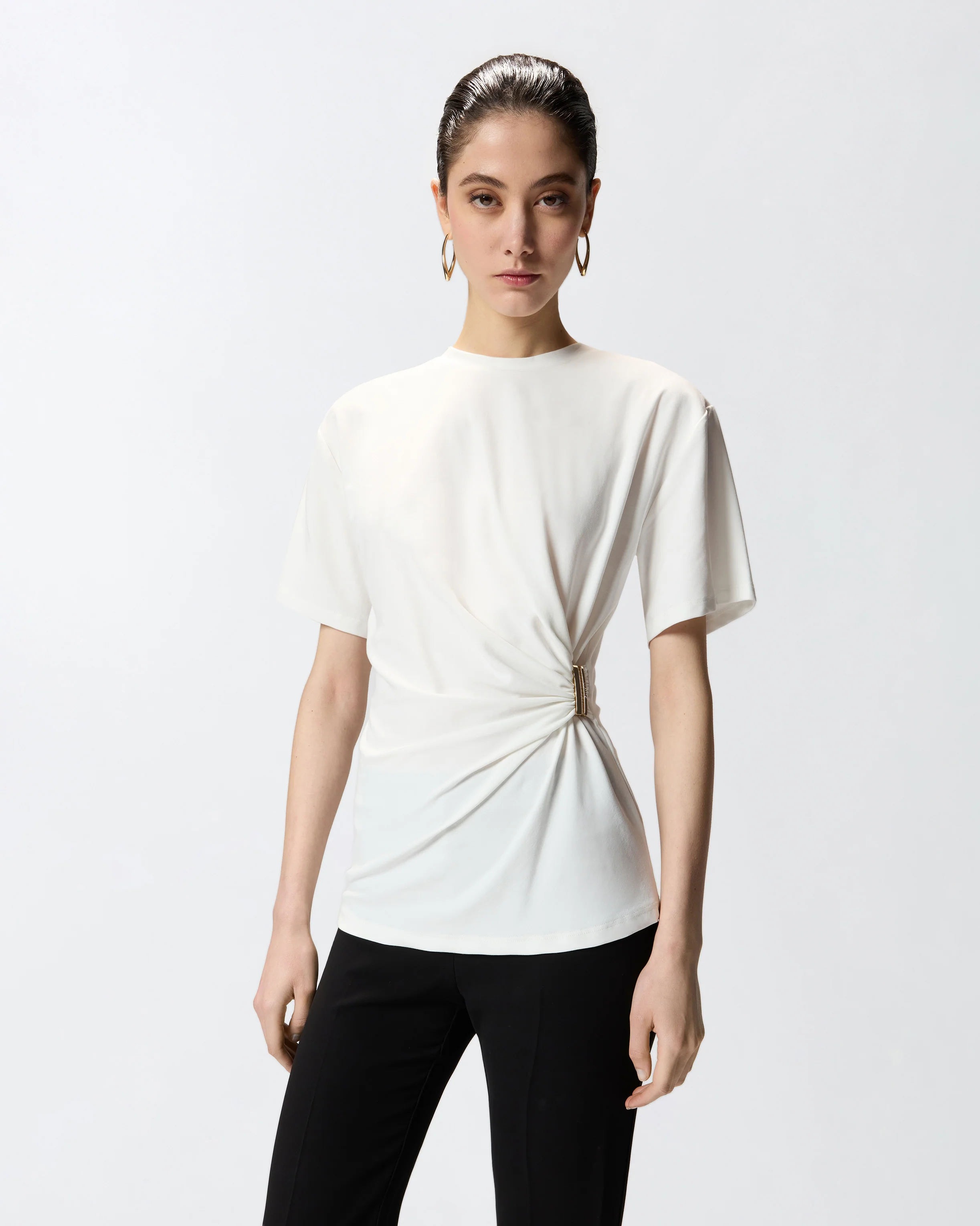 T-shirt con drappeggio e dettaglio dorato