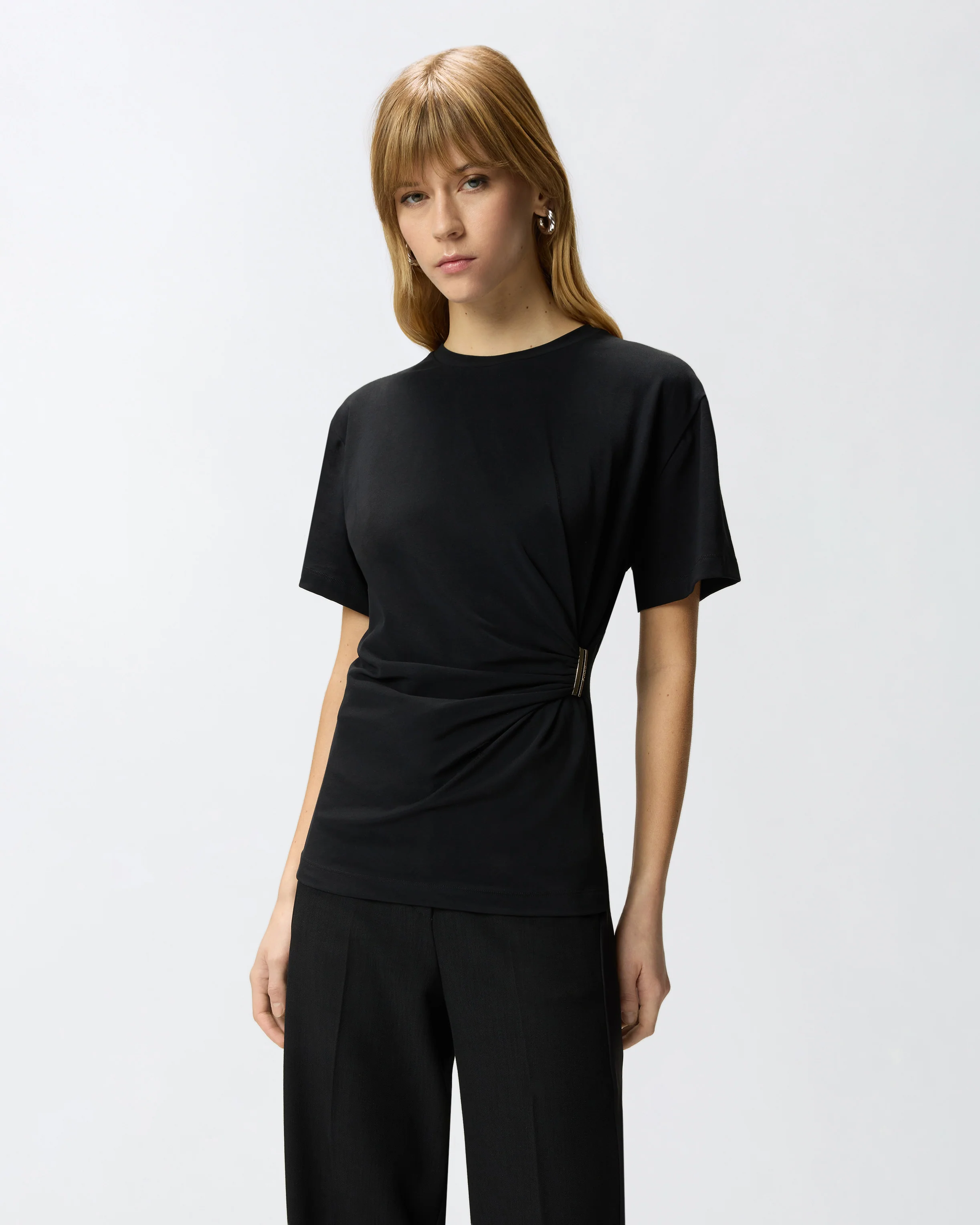 T-shirt con drappeggio e dettaglio dorato