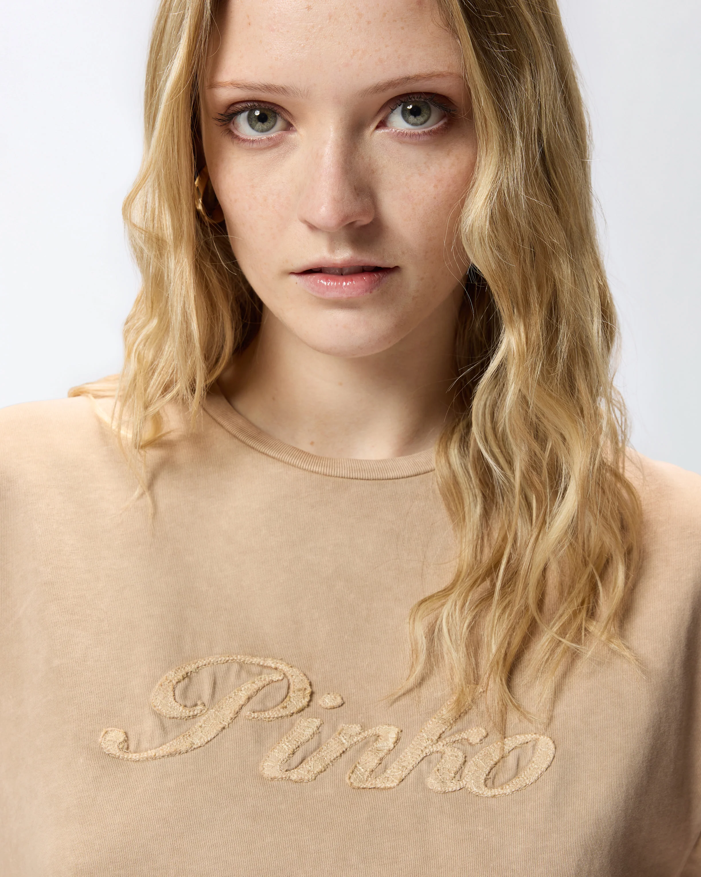 T-shirt con ricamo PINKO distressed - Image 4