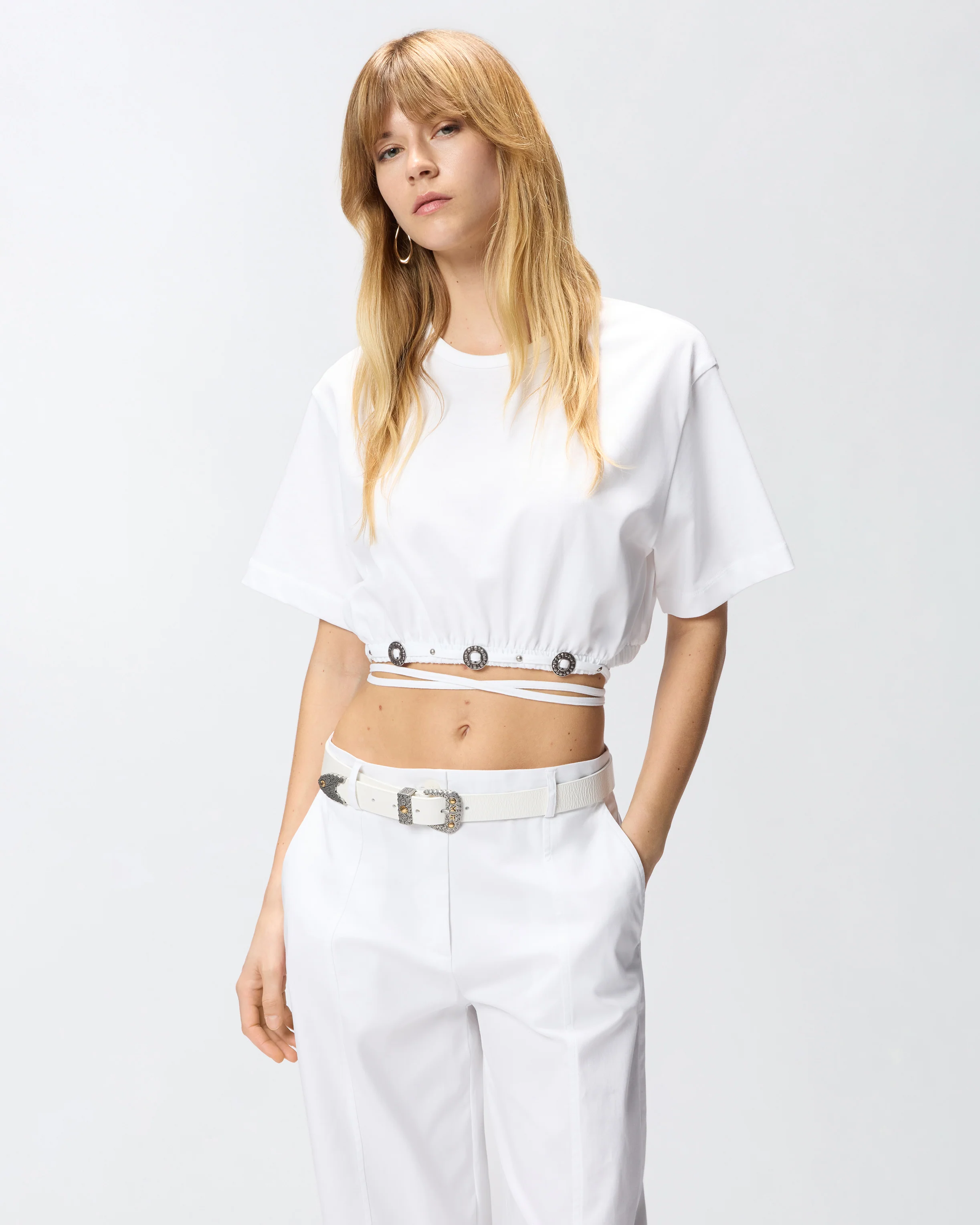T-shirt cropped con laccio e dettagli texani