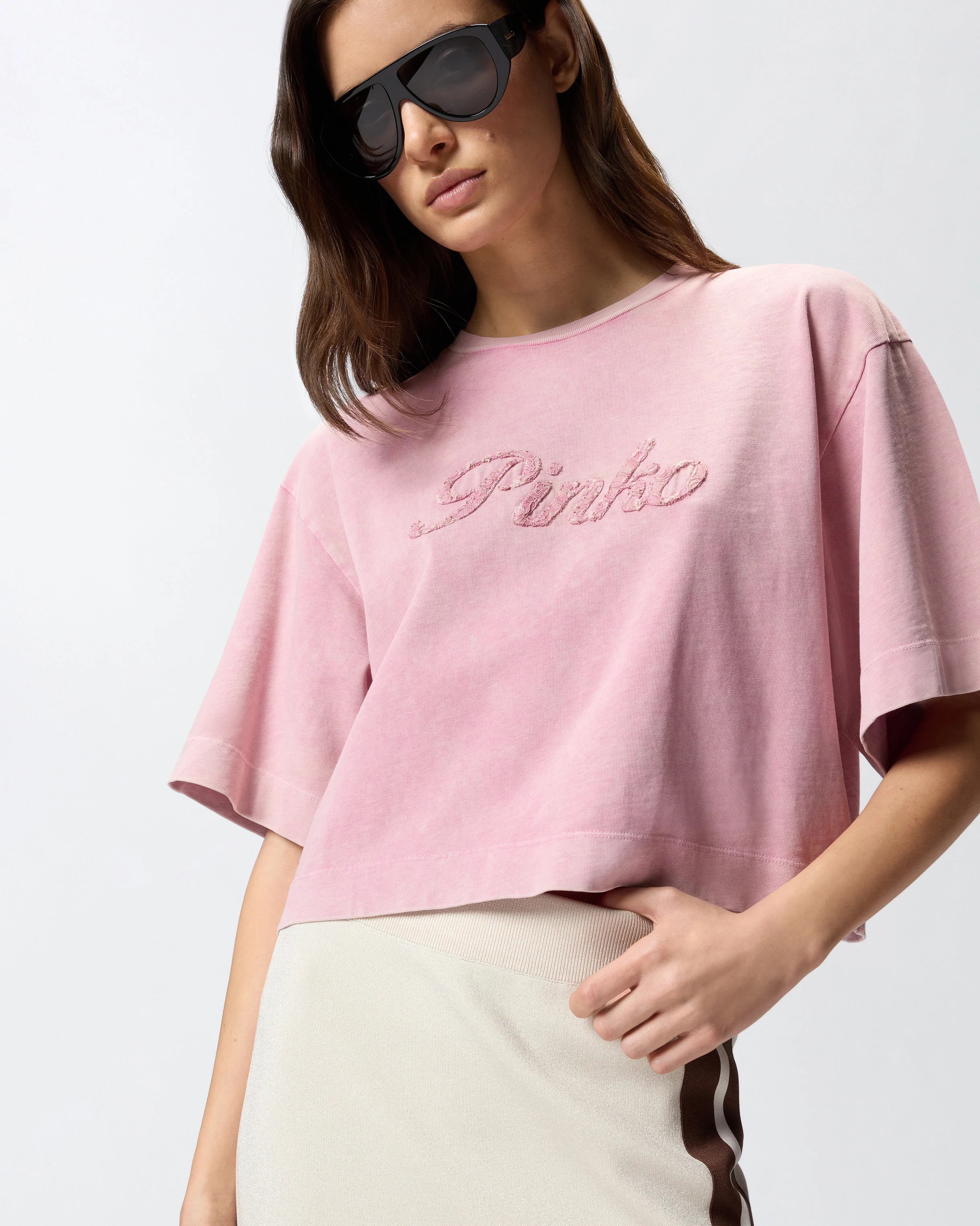 T-shirt cropped con ricamo PINKO distressed - Image 4