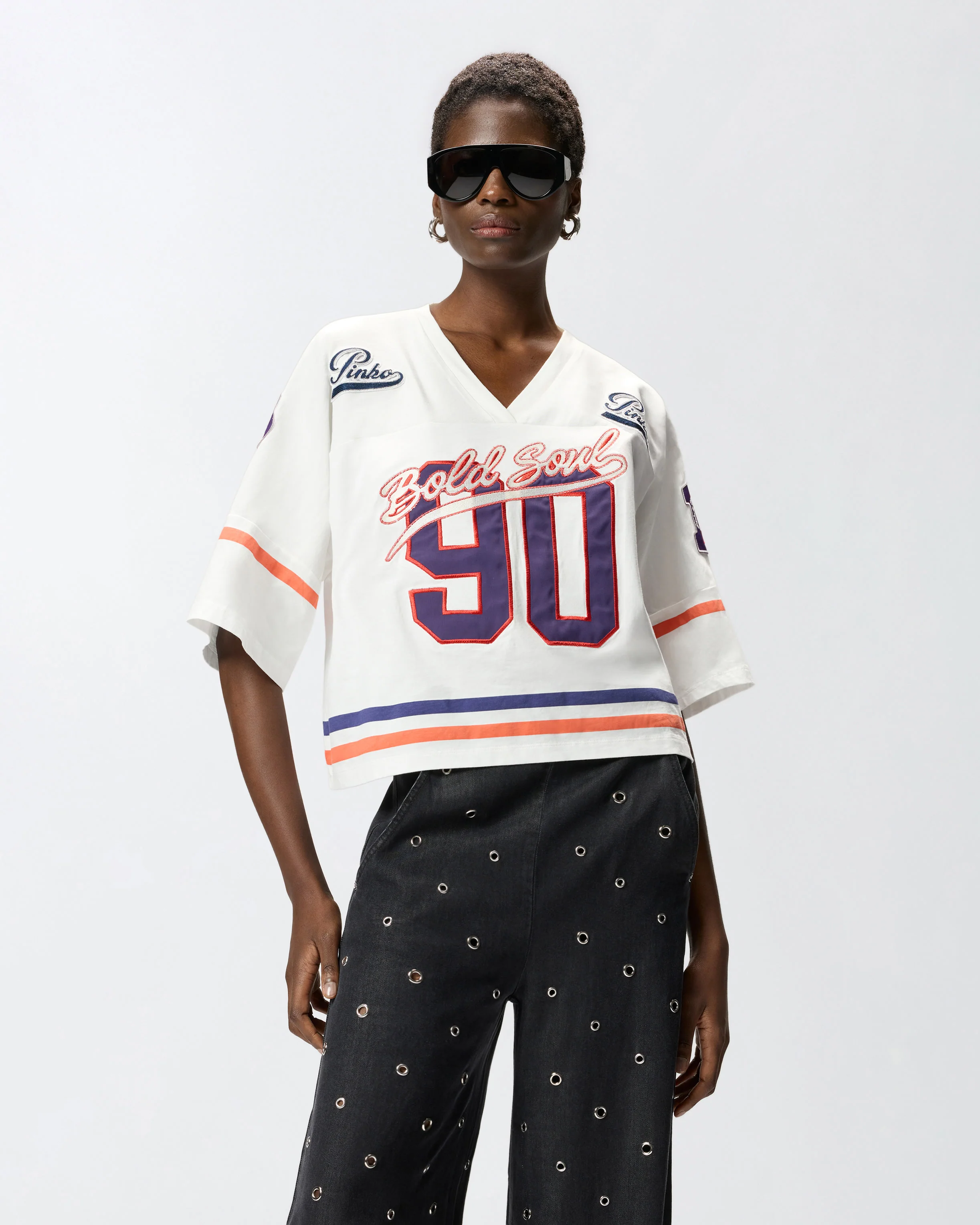 T-shirt cropped con scollo a V e patch logate