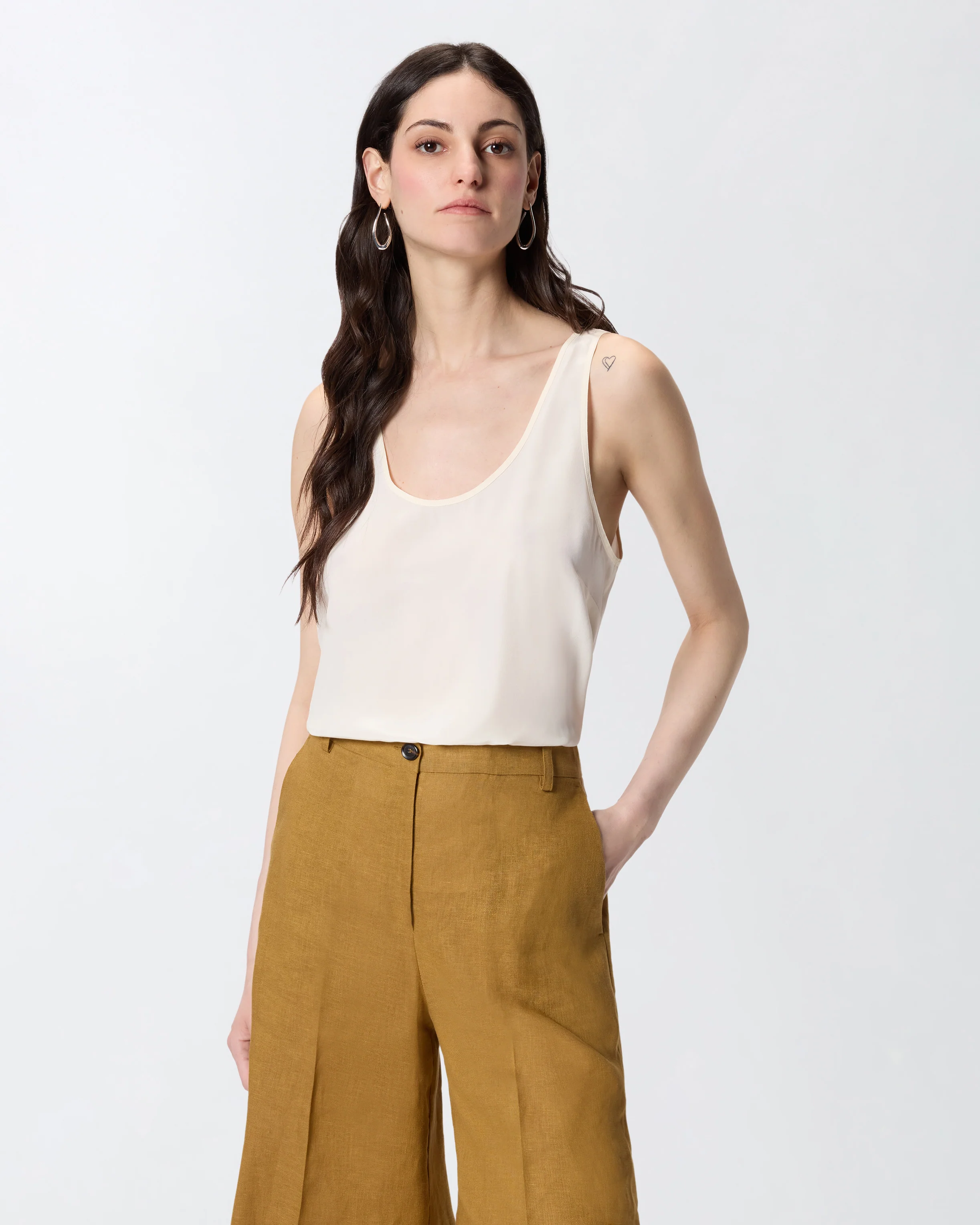 Top a canotta in seta sand wash