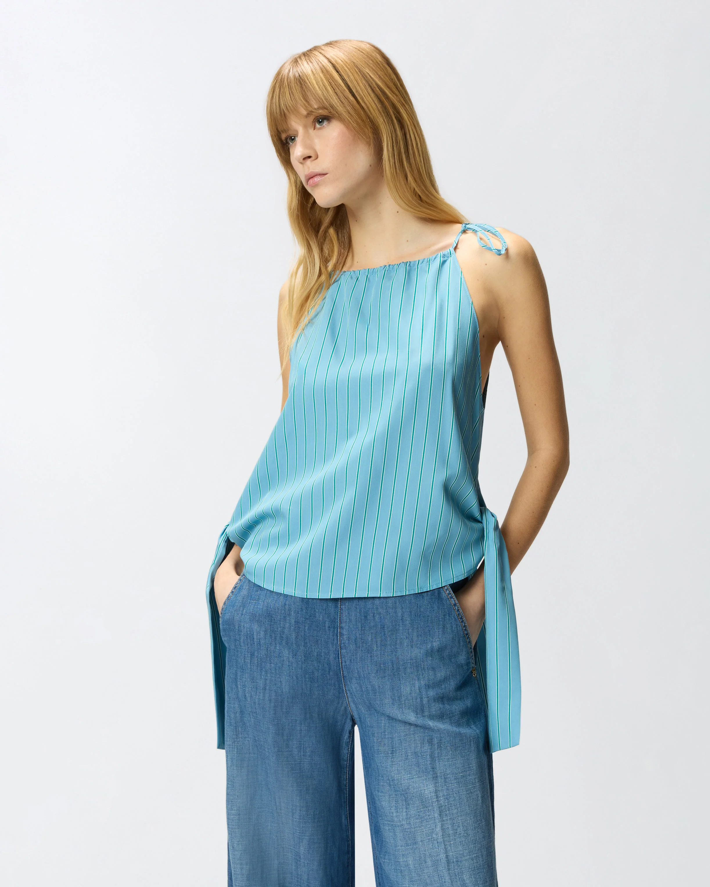 Top a righe con spalline sottili e fiocchi