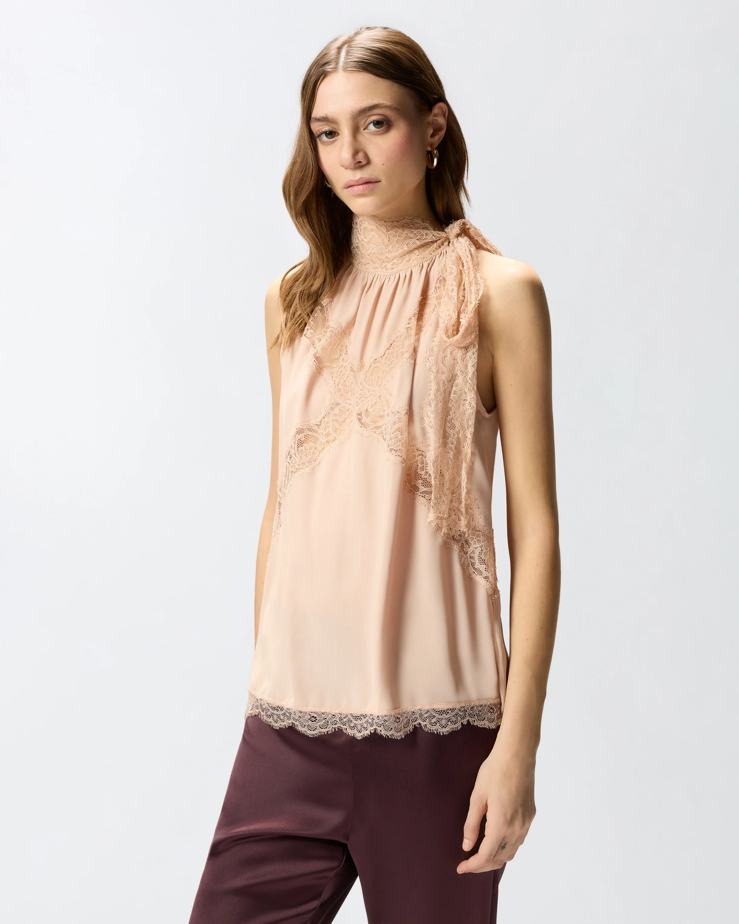 Top con scollo all'americana e pizzo